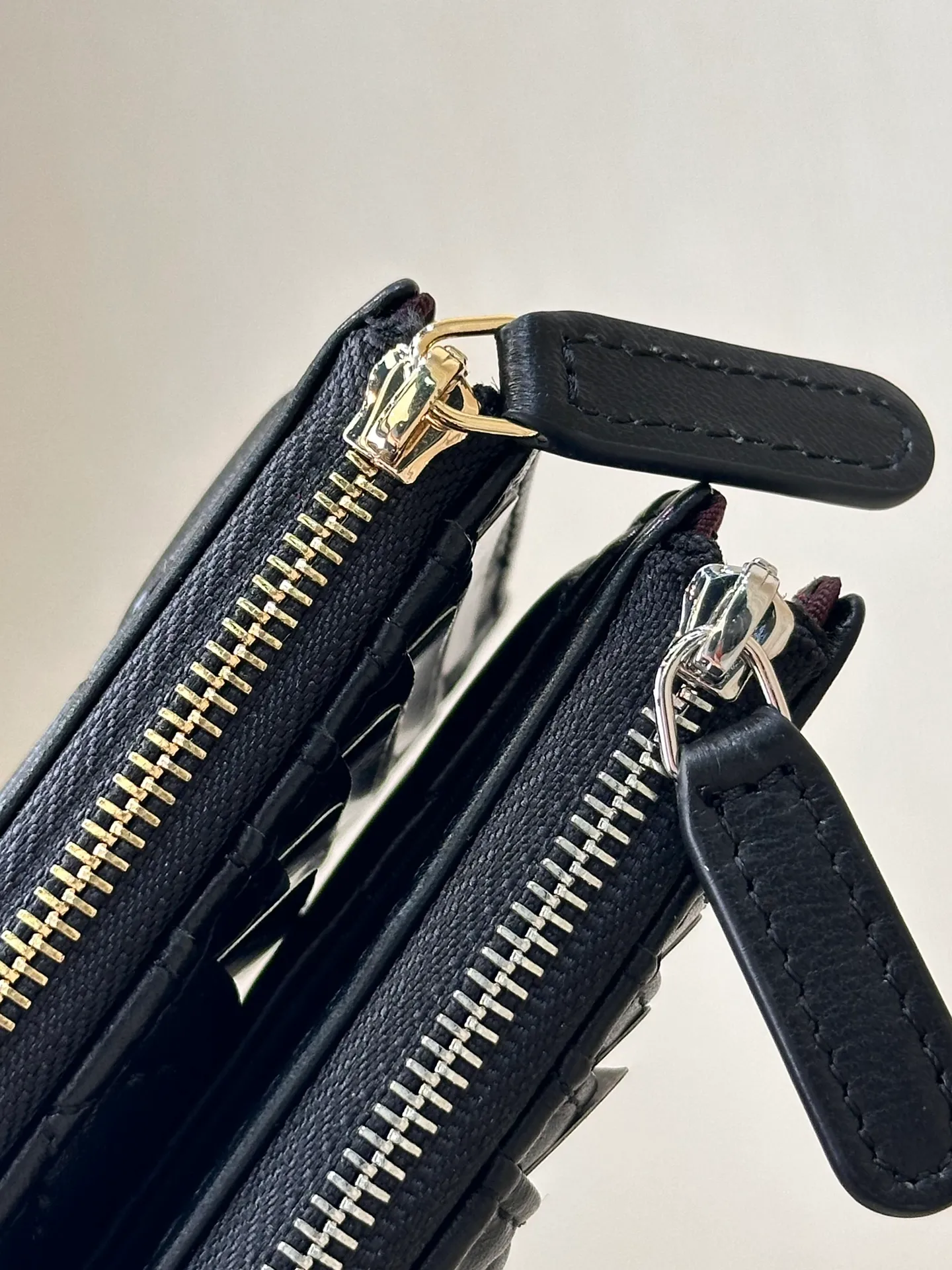 3176/3179 1️⃣The brand customer supplies Xiaoxiang double C.logo logo hardware to highlight the brand recognition. The classic logo logo bright hardware has a mellow color. The whole thing shows Xiaoxiang’s ultimate high-quality craftsmanship. This is hardware that requires the original factory’s unique electroplating process effect to make it. The whole thing is exquisite 2️⃣ The black color with red lining adds a sense of luxury. It is compact, practical and very attractive. Nowadays, I almost never take cash with me when I go out. I mostly use ID cards and bank cards. It’s great to put some loose money in the spare space! It won’t be as bulging as a wallet, and it won’t be bulky and take up space when put in a bag~