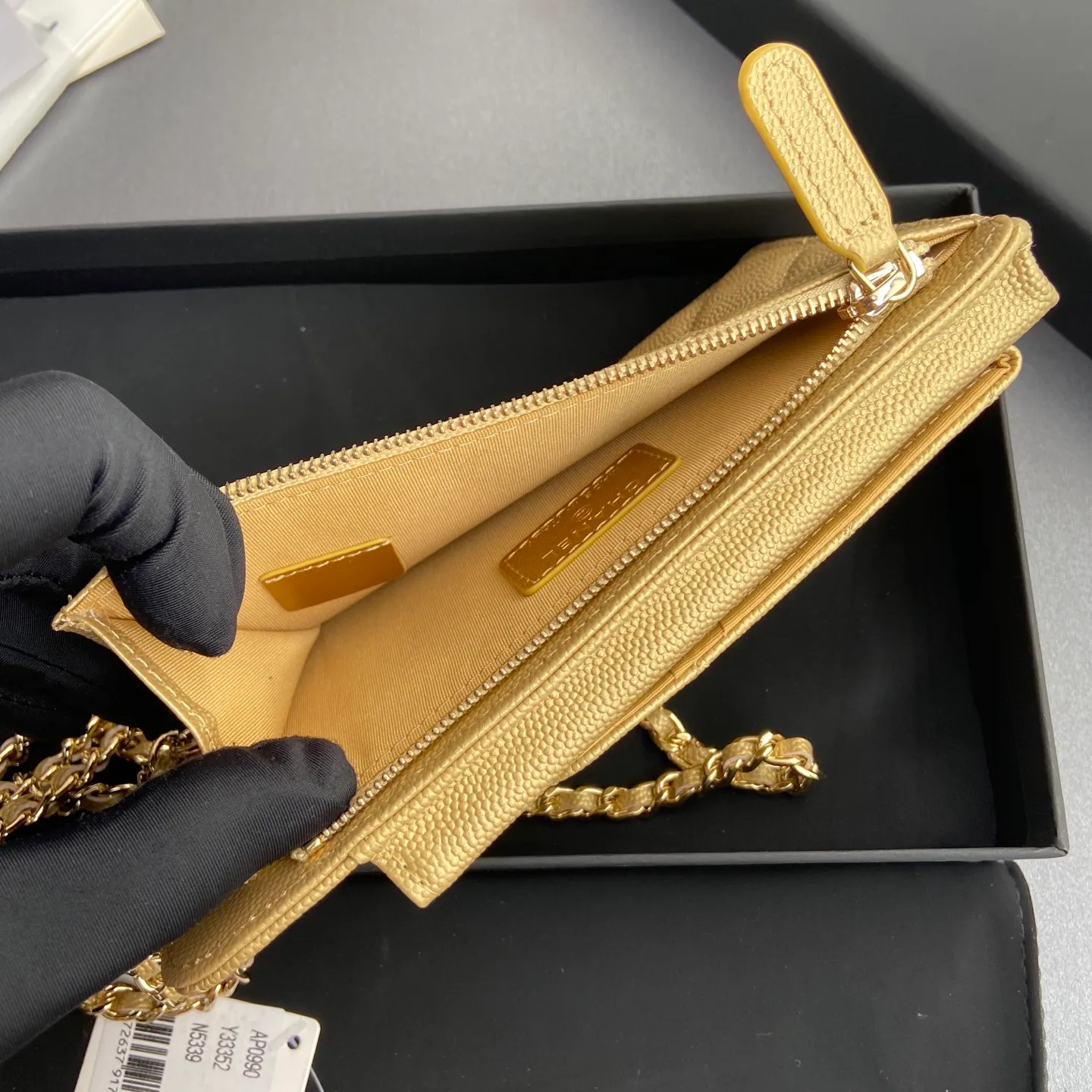 Xiaoxiang imported Italian grained cowhide Item number: AP1980 Price: 540 Color: Gold fine ball pattern gold buckle Size: w18.5×h9×d3cm