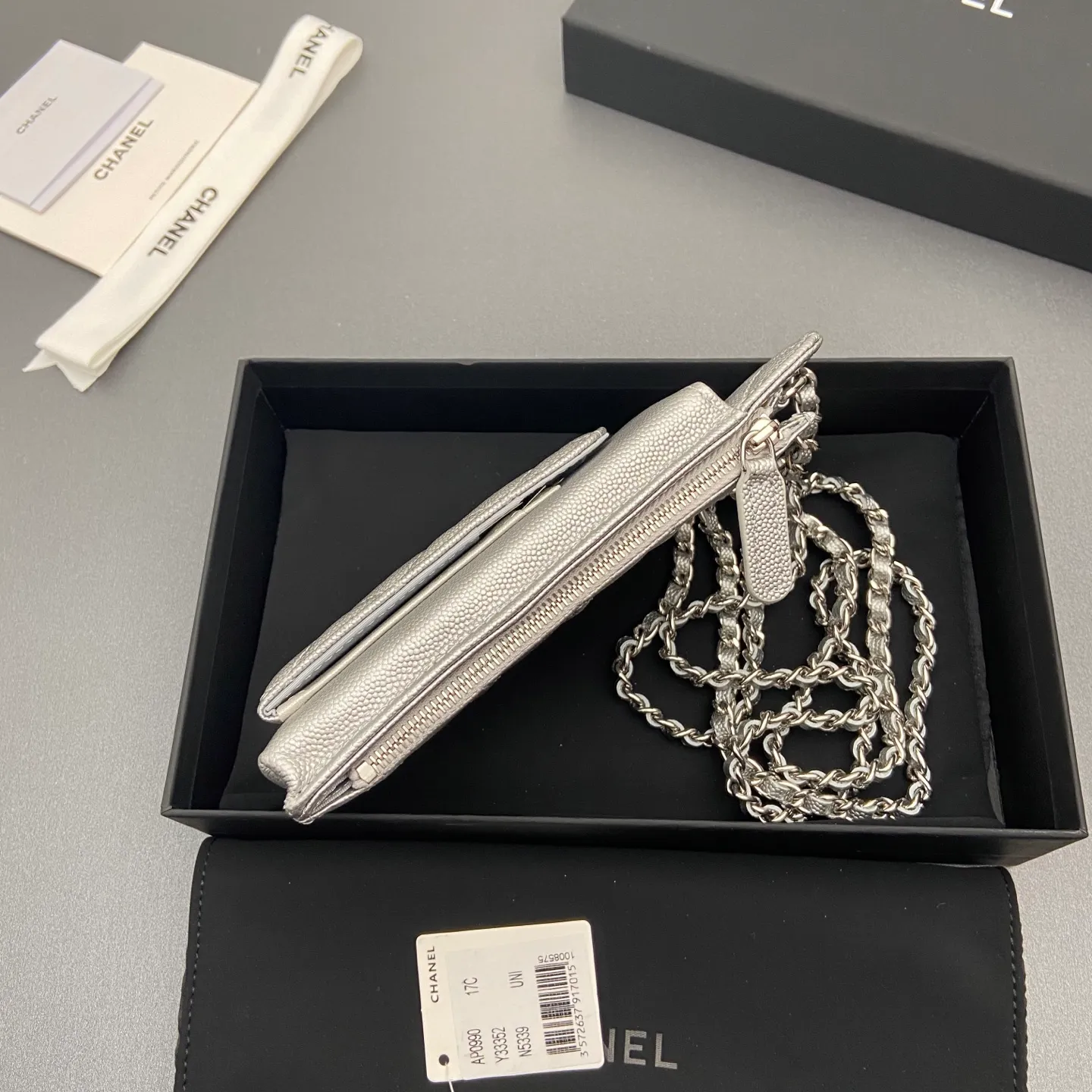 Xiaoxiang imported Italian grain cowhide Item number: A0990 Price: 540 Color: silver fine ball pattern silver buckle Size: w18.5×h9×d3cm