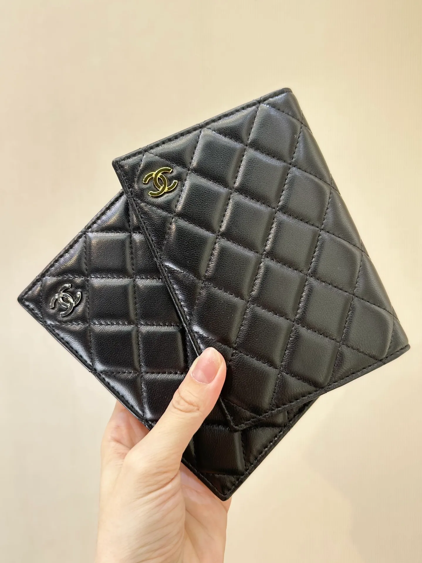 80385 black gold and black silver, classic style, classic double C embellishment on the outer opening and closing part, 24K real gold plating, smooth and delicate! Feel free to compare any details!