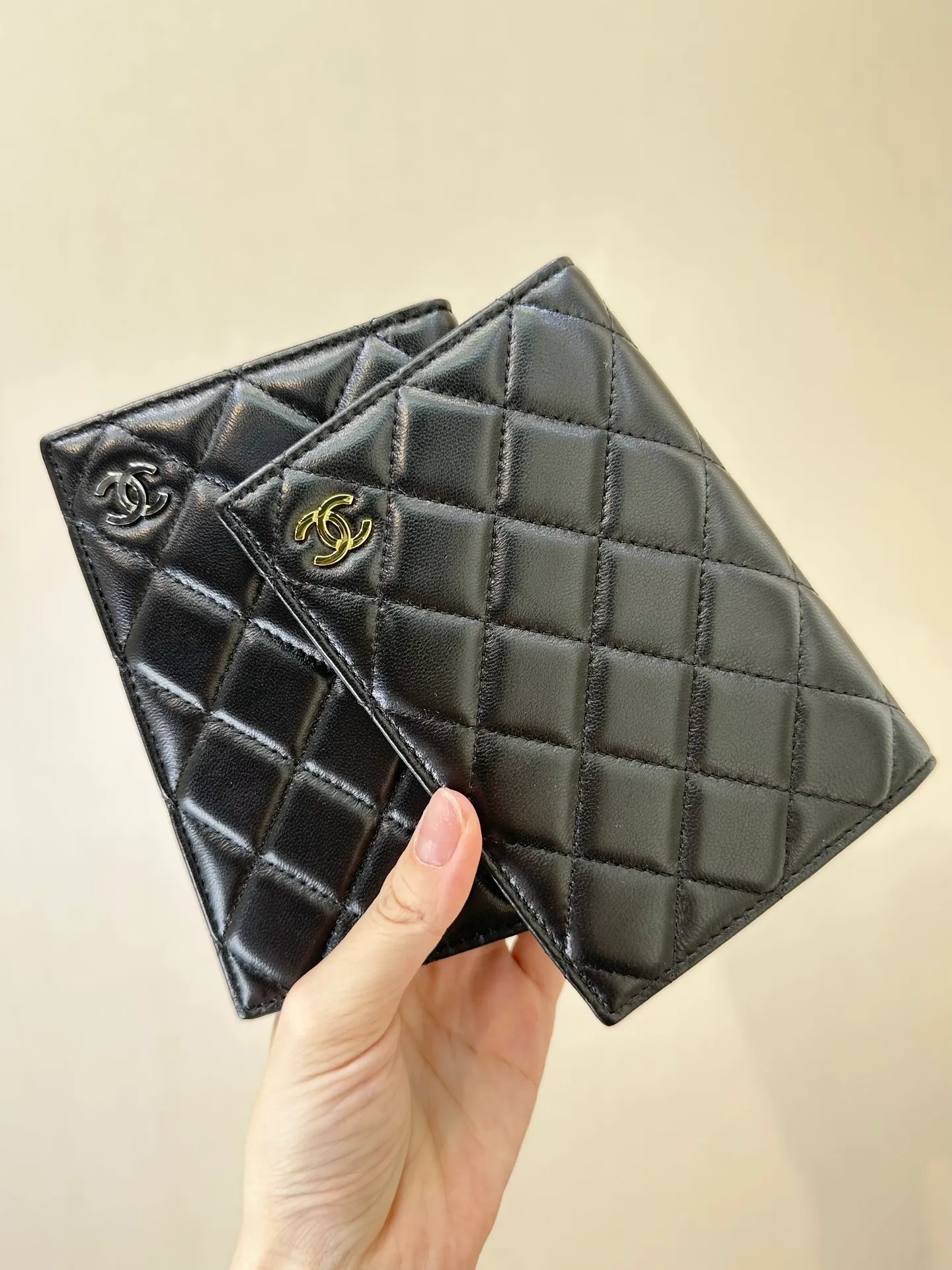 80385 black gold and black silver, classic style, classic double C embellishment on the outer opening and closing part, 24K real gold plating, smooth and delicate! Feel free to compare any details!