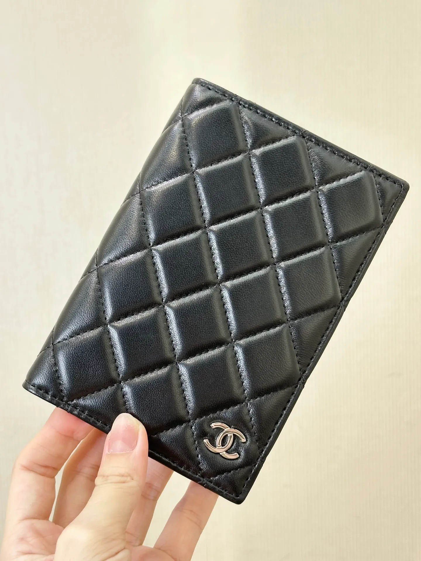 80385 black gold and black silver, classic style, classic double C embellishment on the outer opening and closing part, 24K real gold plating, smooth and delicate! Feel free to compare any details!