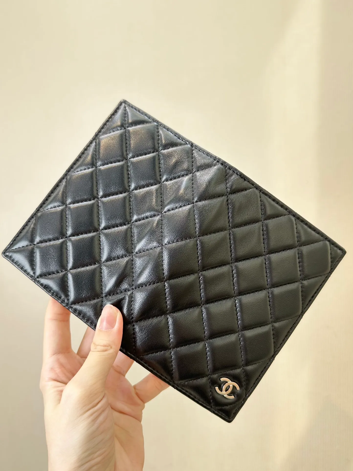 80385 black gold and black silver, classic style, classic double C embellishment on the outer opening and closing part, 24K real gold plating, smooth and delicate! Feel free to compare any details!