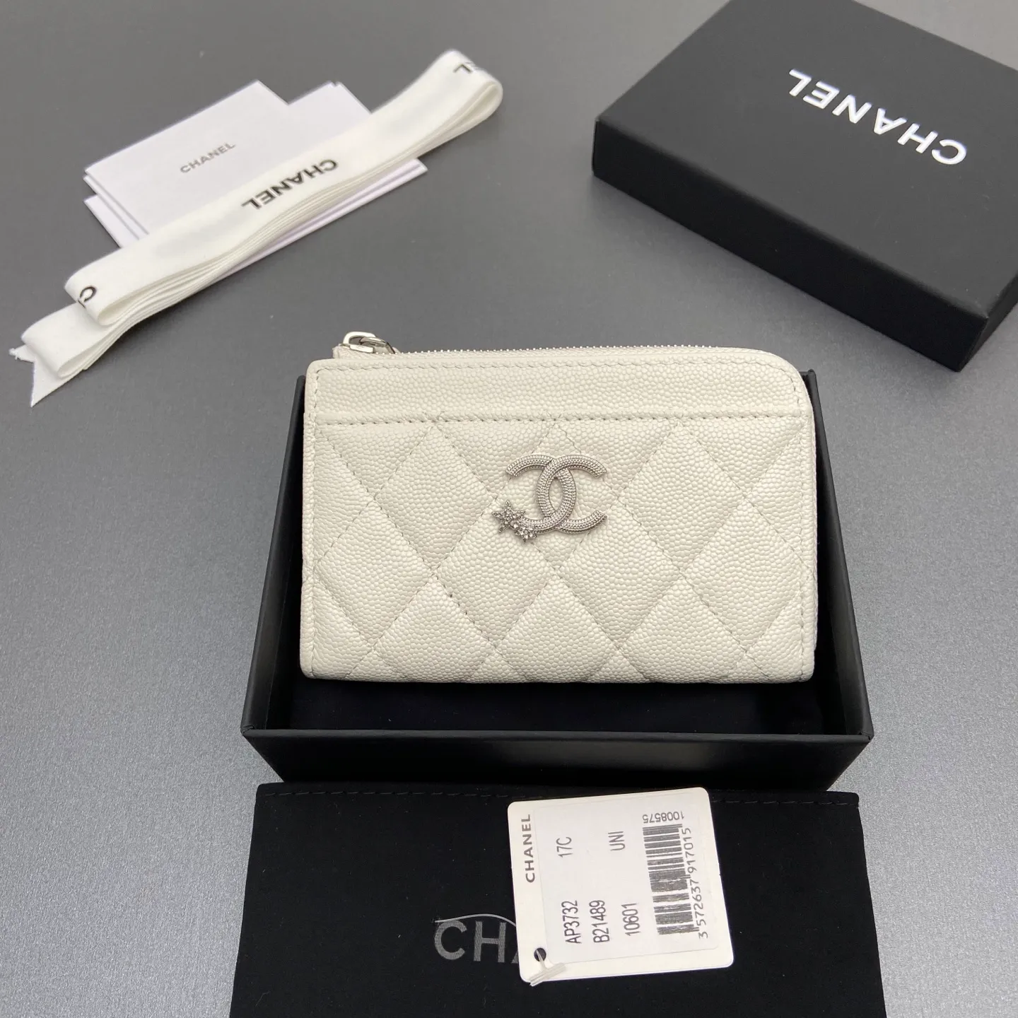 25b new series caviar cowhide with stars ⭐logo shiny blingblibg~zipper bag card holder series 6 card slots, 1 zipper bag Item number: A 3732 Price: 360 Size: w13×h8.5×d2cm Color: white fine ball pattern silver star hardware
