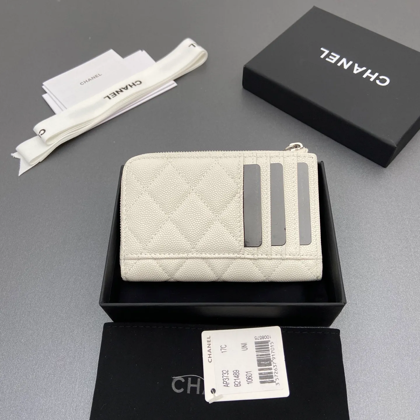25b new series caviar cowhide with stars ⭐logo shiny blingblibg~zipper bag card holder series 6 card slots, 1 zipper bag Item number: A 3732 Price: 360 Size: w13×h8.5×d2cm Color: white fine ball pattern silver star hardware
