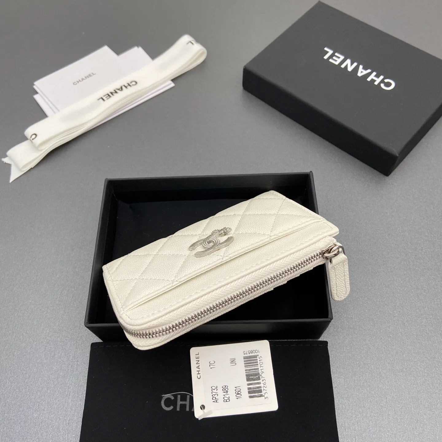 25b new series caviar cowhide with stars ⭐logo shiny blingblibg~zipper bag card holder series 6 card slots, 1 zipper bag Item number: A 3732 Price: 360 Size: w13×h8.5×d2cm Color: white fine ball pattern silver star hardware