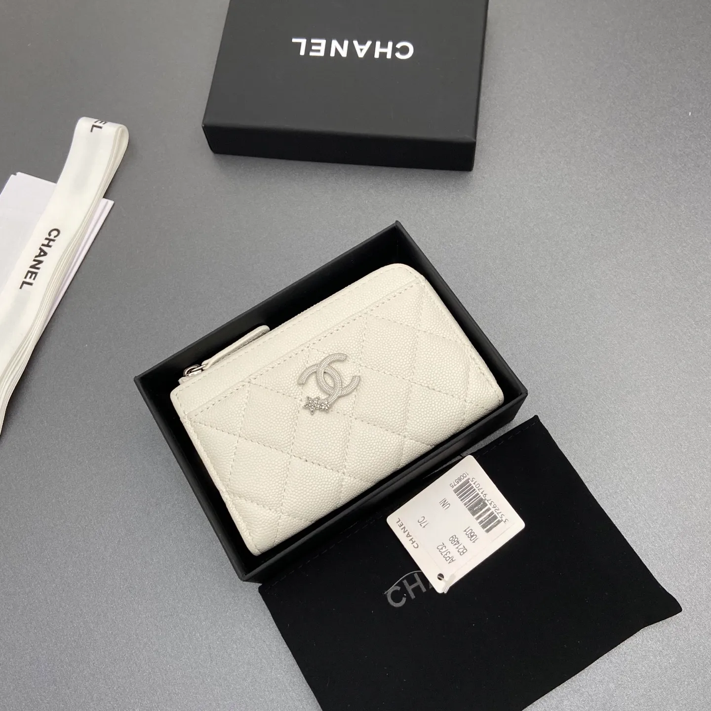 25b new series caviar cowhide with stars ⭐logo shiny blingblibg~zipper bag card holder series 6 card slots, 1 zipper bag Item number: A 3732 Price: 360 Size: w13×h8.5×d2cm Color: white fine ball pattern silver star hardware