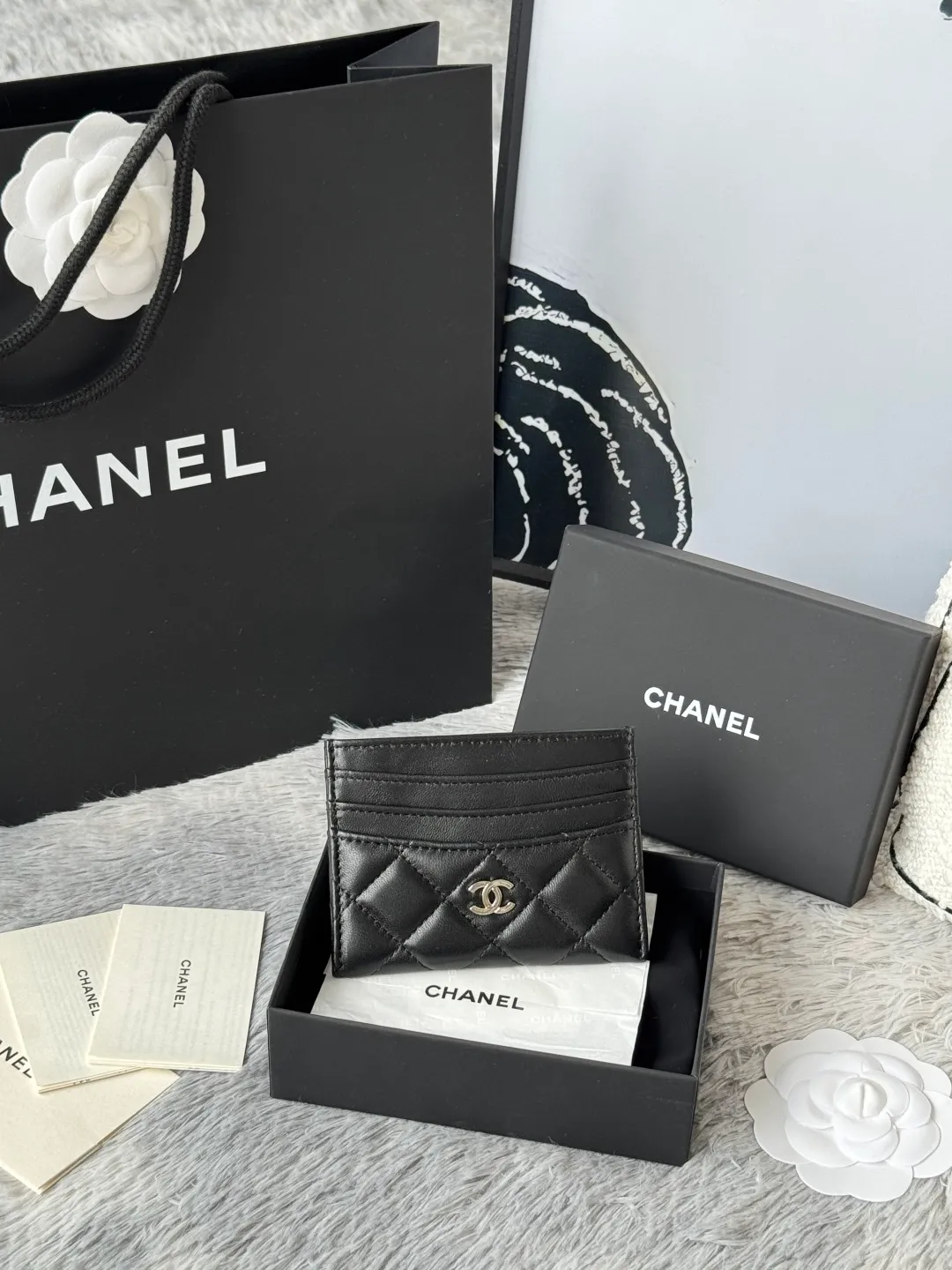 💰240💰 chanel 2025 new product card holder lambskin, seven card slots, can hold change, imported Italian lambskin + hardware logo, so beautiful, love it. The color is as shown in the picture, easy and fast storage, mini card holder No.: AP8944 Size: w11×h10cm