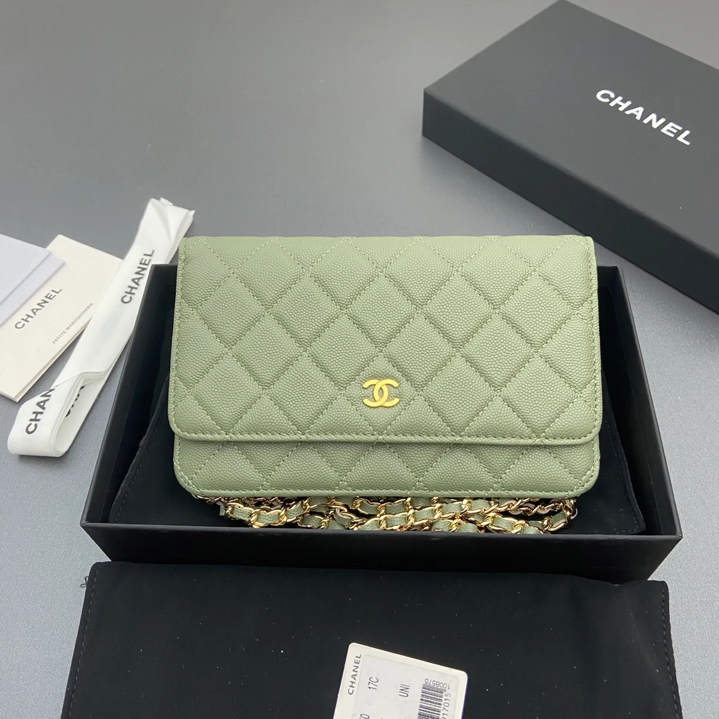Xiaoxiang imported Italian caviar cowhide Item number: A0250 Price: 640 Size: w20×h13×d3.5cm Color: Greek green fine ball pattern golden steel mark