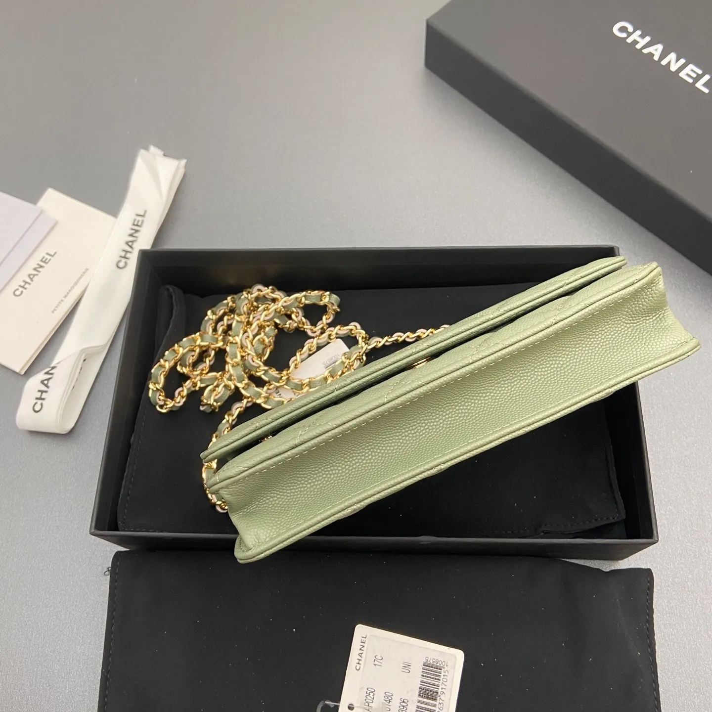 Xiaoxiang imported Italian caviar cowhide Item number: A0250 Price: 640 Size: w20×h13×d3.5cm Color: Greek green fine ball pattern golden steel mark
