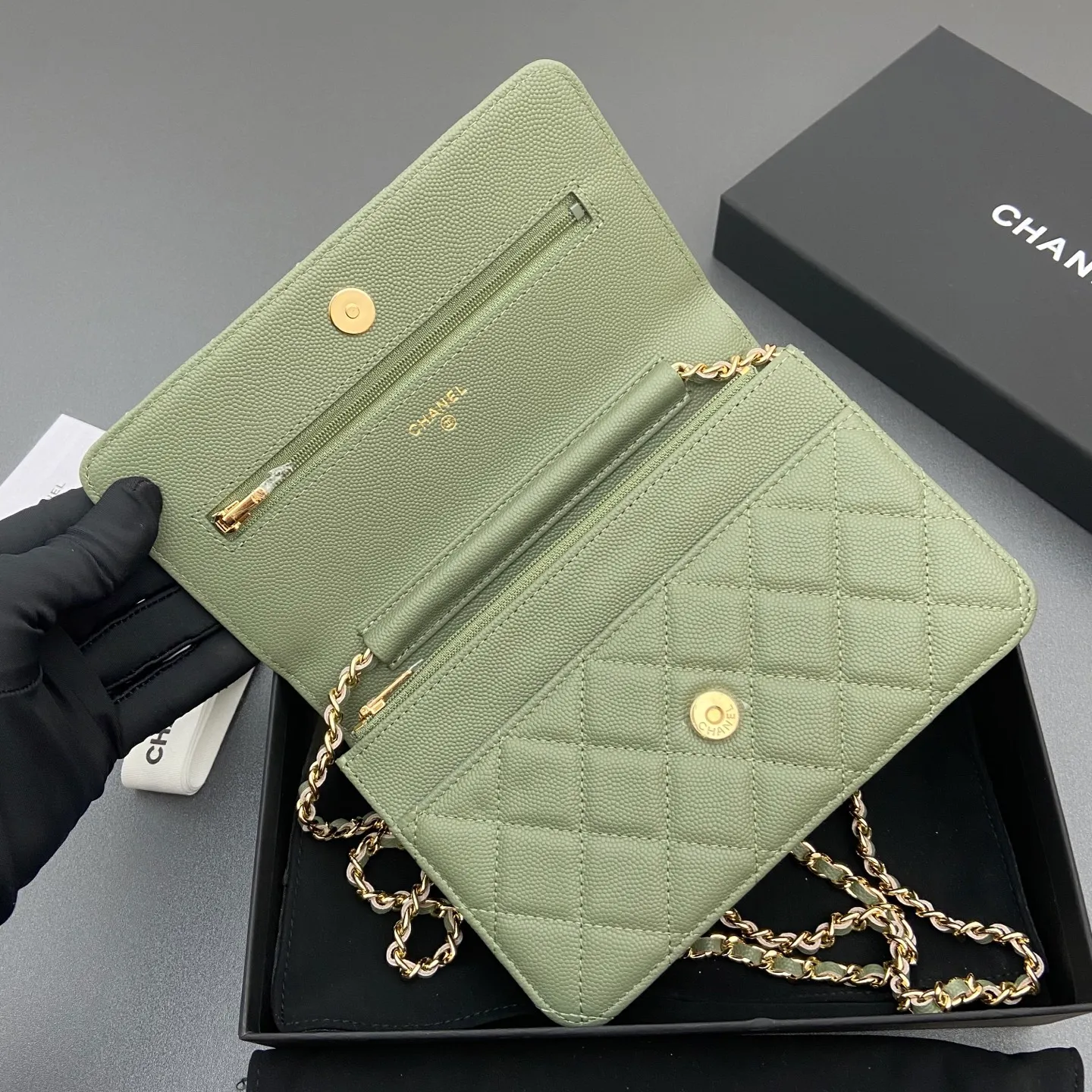 Xiaoxiang imported Italian caviar cowhide Item number: A0250 Price: 640 Size: w20×h13×d3.5cm Color: Greek green fine ball pattern golden steel mark