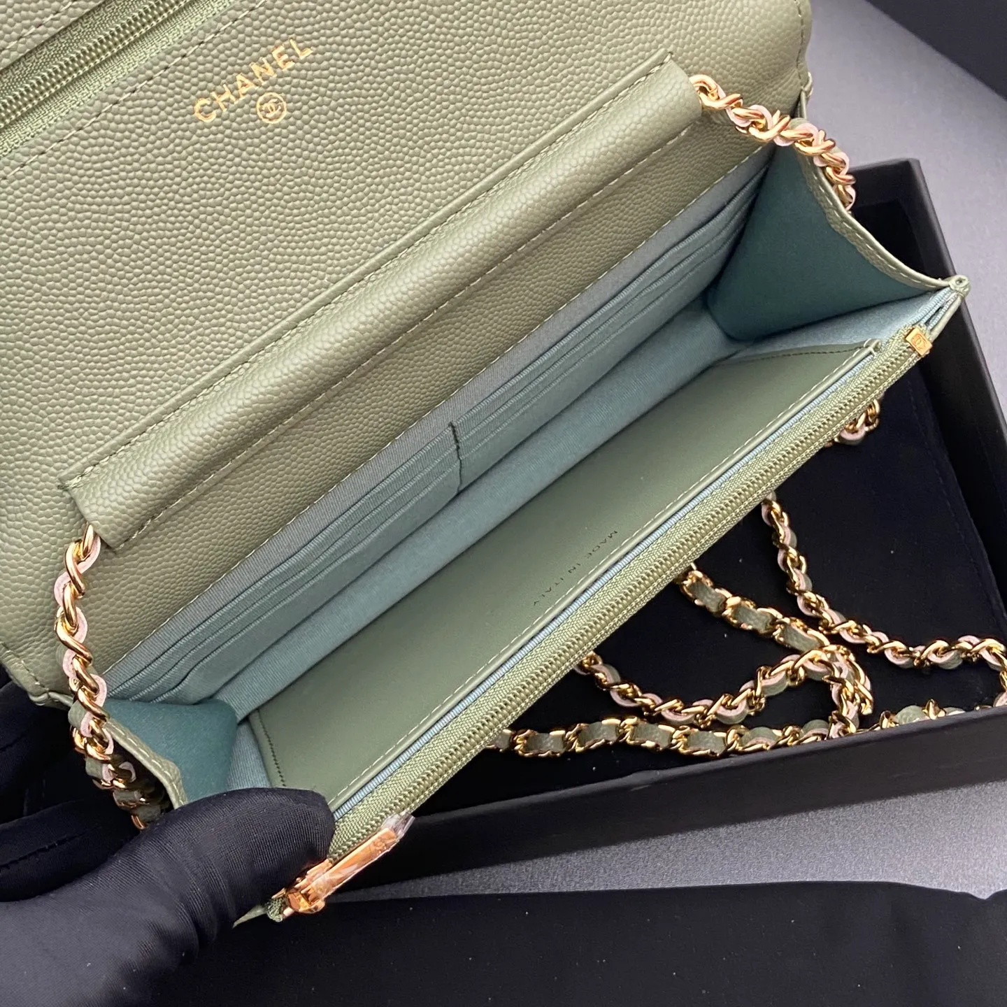 Xiaoxiang imported Italian caviar cowhide Item number: A0250 Price: 640 Size: w20×h13×d3.5cm Color: Greek green fine ball pattern golden steel mark
