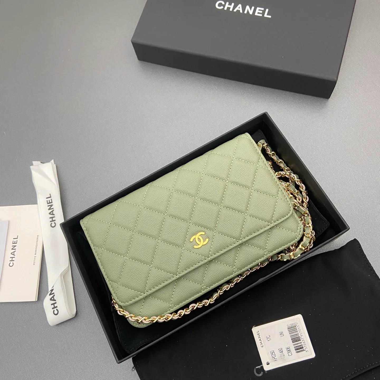 Xiaoxiang imported Italian caviar cowhide Item number: A0250 Price: 640 Size: w20×h13×d3.5cm Color: Greek green fine ball pattern golden steel mark