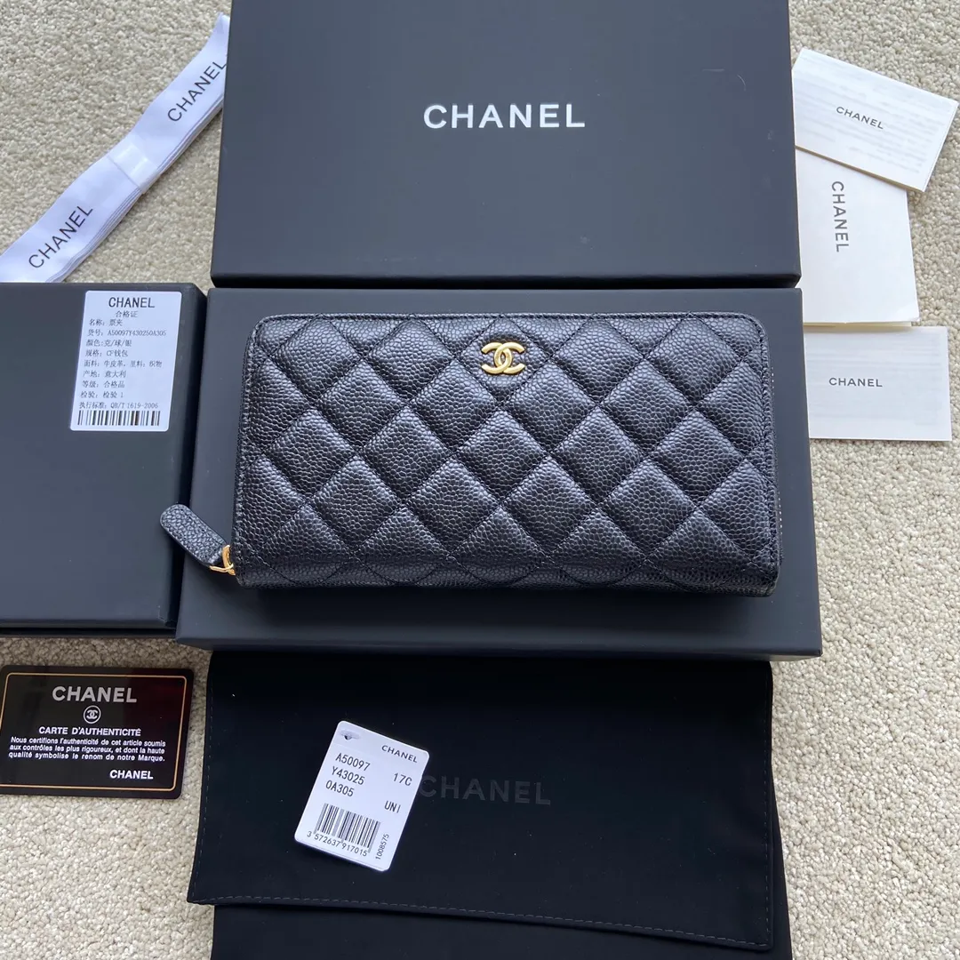 Xiaoxiang imported Italian grained calfskin Item No.: A50097 💰: 460 Size: w19.5×h10.5×d2cm Color: Black ball pattern with golden steel mark