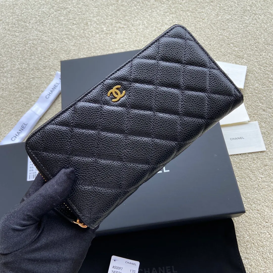 Xiaoxiang imported Italian grained calfskin Item No.: A50097 💰: 460 Size: w19.5×h10.5×d2cm Color: Black ball pattern with golden steel mark
