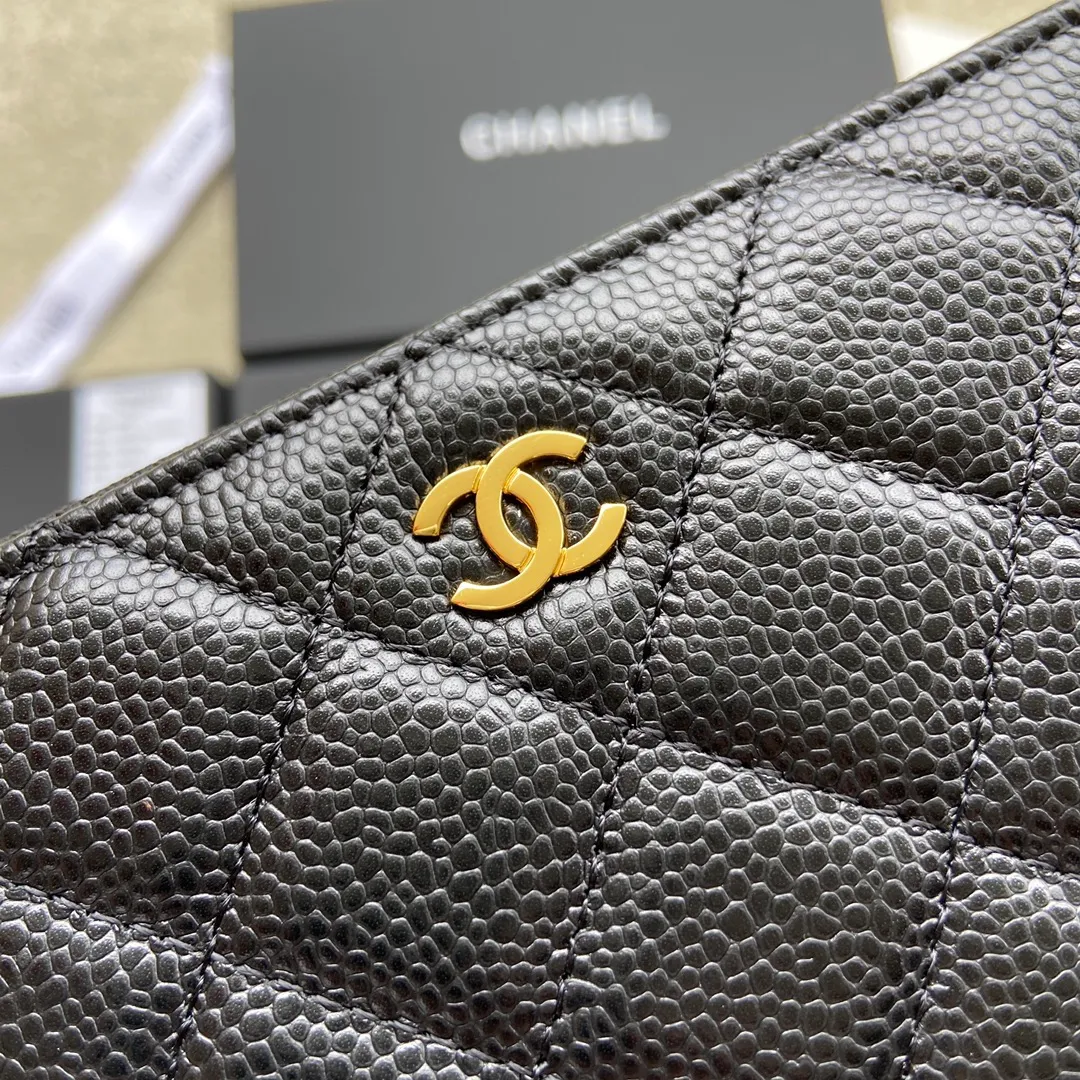 Xiaoxiang imported Italian grained calfskin Item No.: A50097 💰: 460 Size: w19.5×h10.5×d2cm Color: Black ball pattern with golden steel mark