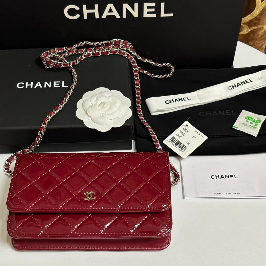 💰640 upgraded version of CHANE WOC chain bag💦Model number Ap500! ! ! Different from the previous classics, the current model uses suction buckles, which is more convenient.... One piece of leather to the end [Color] [Color] [Color] Top leather hardware, original quality! The details are so beautiful and the complete package! Size 19.5*12*3.5cm