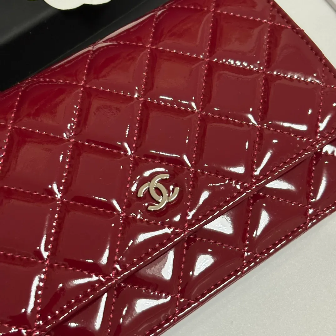💰640 upgraded version of CHANE WOC chain bag💦Model number Ap500! ! ! Different from the previous classics, the current model uses suction buckles, which is more convenient.... One piece of leather to the end [Color] [Color] [Color] Top leather hardware, original quality! The details are so beautiful and the complete package! Size 19.5*12*3.5cm