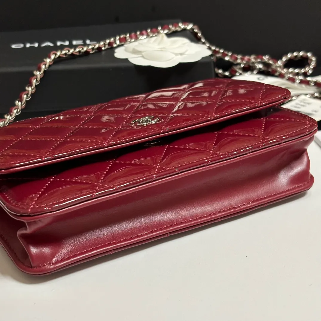 💰640 upgraded version of CHANE WOC chain bag💦Model number Ap500! ! ! Different from the previous classics, the current model uses suction buckles, which is more convenient.... One piece of leather to the end [Color] [Color] [Color] Top leather hardware, original quality! The details are so beautiful and the complete package! Size 19.5*12*3.5cm
