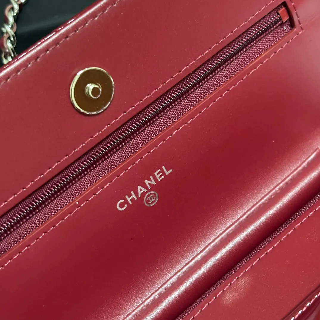 💰640 upgraded version of CHANE WOC chain bag💦Model number Ap500! ! ! Different from the previous classics, the current model uses suction buckles, which is more convenient.... One piece of leather to the end [Color] [Color] [Color] Top leather hardware, original quality! The details are so beautiful and the complete package! Size 19.5*12*3.5cm