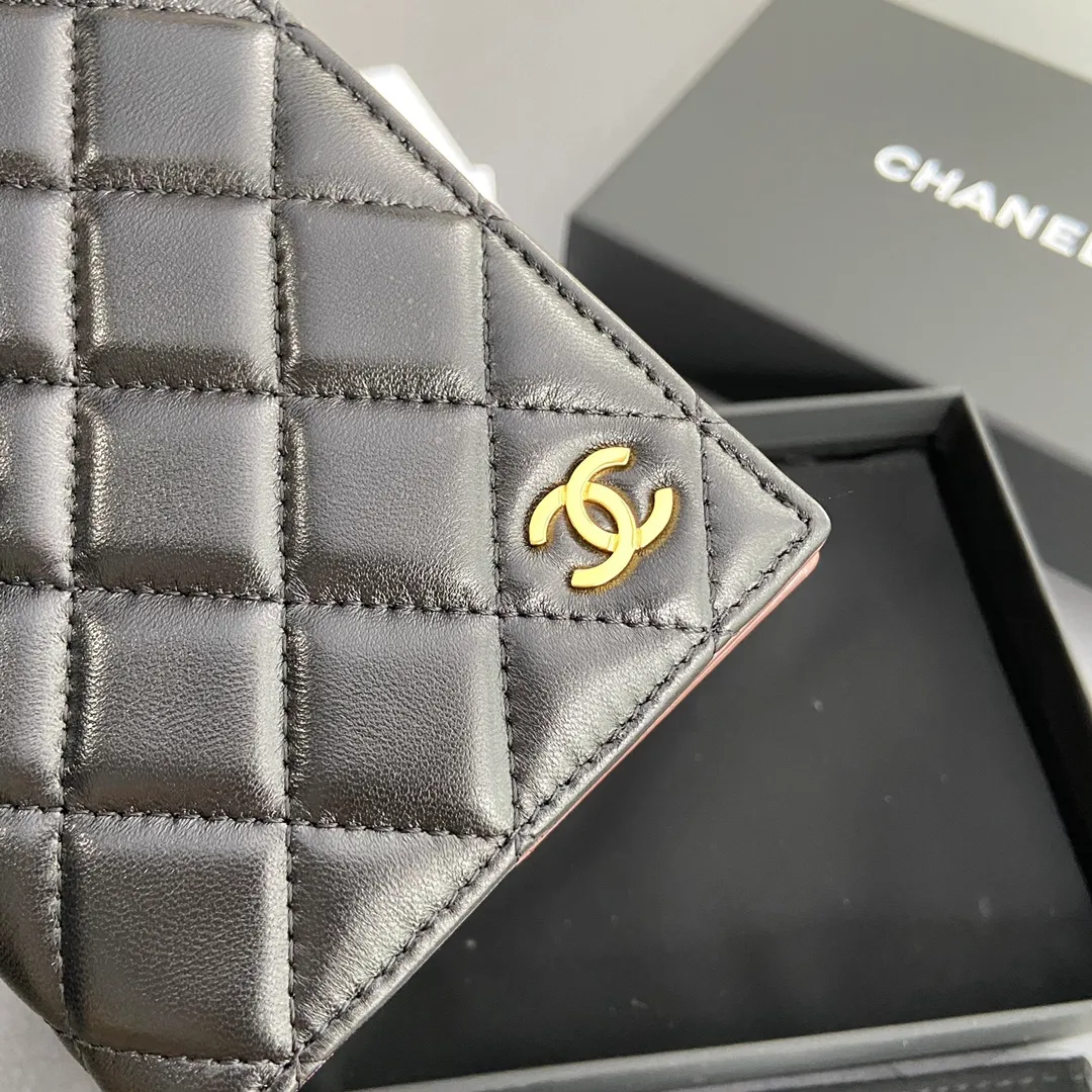 [Special grade hardware original leather] ¥300 Jin Xiaoxiang passport holder series Quilted card holder with iconic metal logo Gold tone metal hardware, special Italian imported leather 4 card slots, 1 passport holder Number: 80385 Size: w10×h15×d2cm