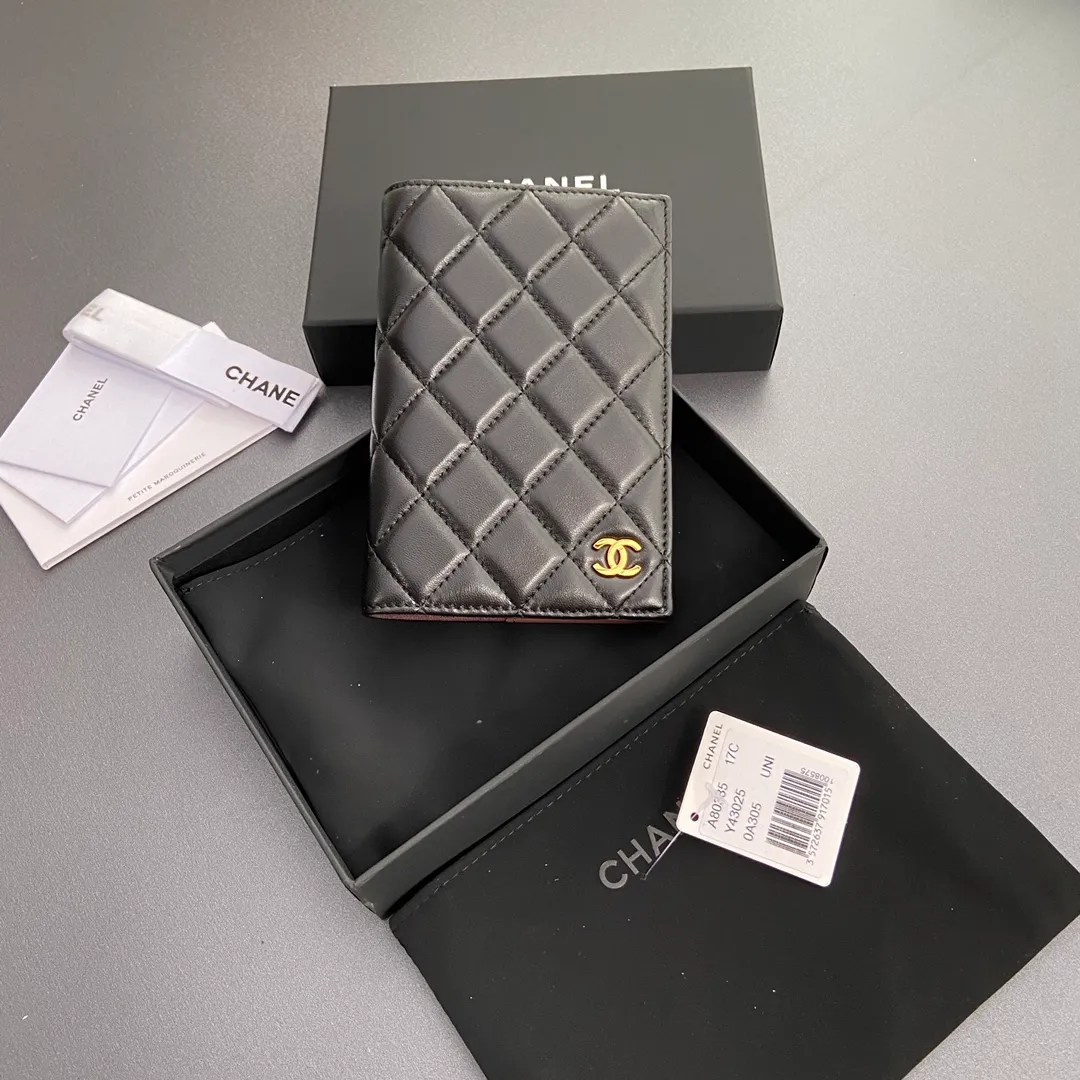 [Special grade hardware original leather] ¥300 Jin Xiaoxiang passport holder series Quilted card holder with iconic metal logo Gold tone metal hardware, special Italian imported leather 4 card slots, 1 passport holder Number: 80385 Size: w10×h15×d2cm