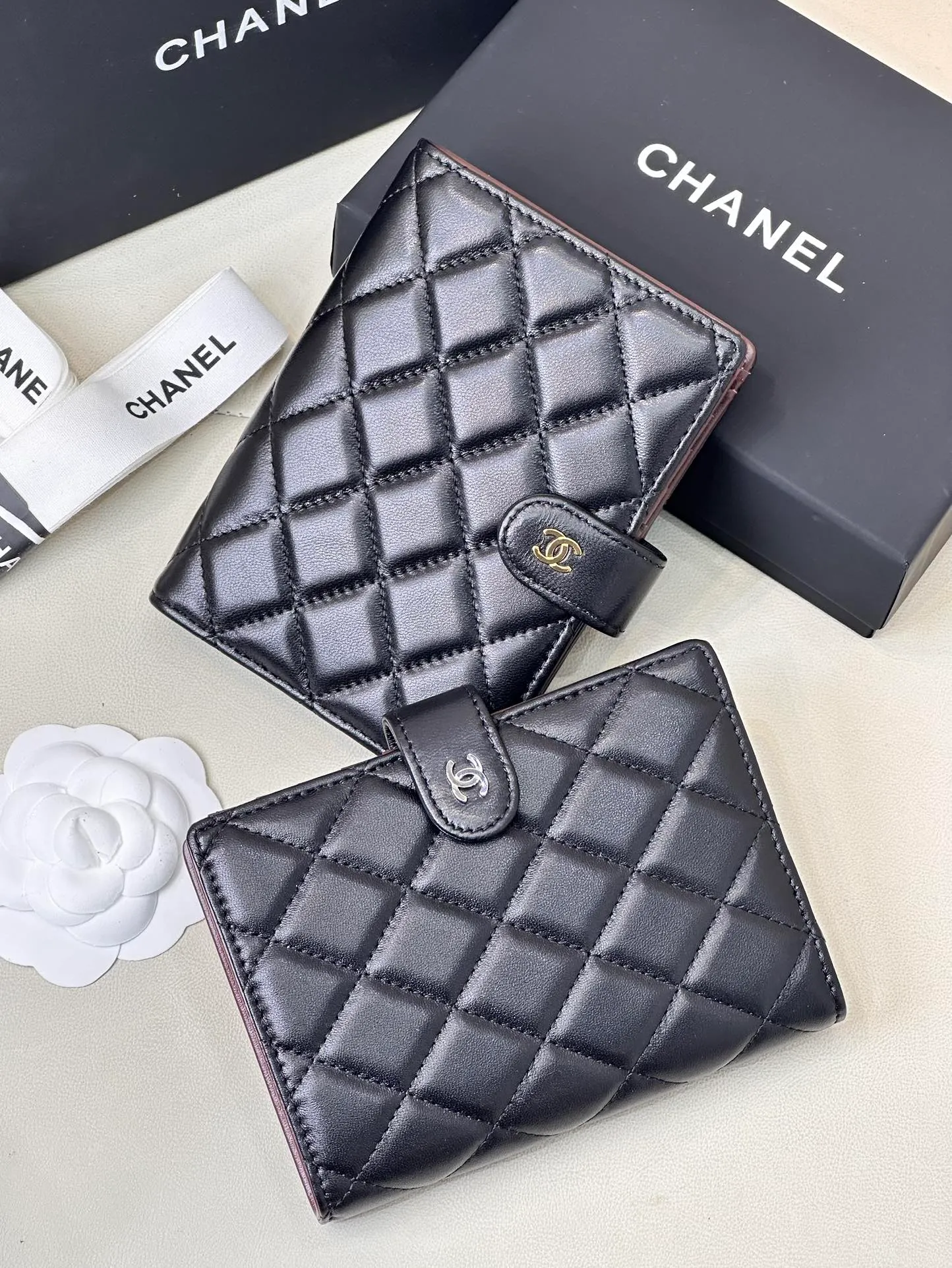 96066 Here comes another classic small fragrance passport holder! zg’s latest passport holder, you no longer need to carry your passport naked! A good-looking passport holder is not only practical, but also shows your personality, reflecting your personal taste and perception of life! This is something that everyone needs and can be obtained with almost no hesitation! Lambskin leather and gold and silver hardware, classic fragrant granny diamond style, each grid is full, all the hardware zipper details are the same as those at the counter, very powerful details, impeccable workmanship, insisting on high quality, the design is also very powerful, there is also a card slot inside, you can put your passport and ID card, all kinds of cards can be used, very convenient and practical Size: 14-10cm