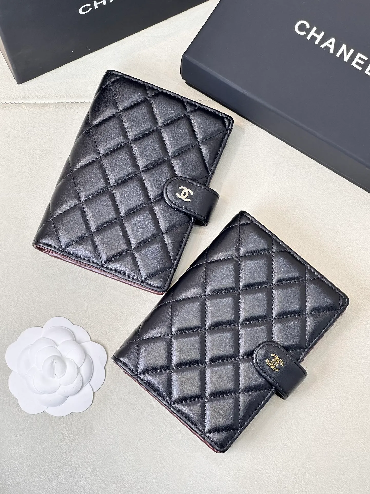 96066 Here comes another classic small fragrance passport holder! zg’s latest passport holder, you no longer need to carry your passport naked! A good-looking passport holder is not only practical, but also shows your personality, reflecting your personal taste and perception of life! This is something that everyone needs and can be obtained with almost no hesitation! Lambskin leather and gold and silver hardware, classic fragrant granny diamond style, each grid is full, all the hardware zipper details are the same as those at the counter, very powerful details, impeccable workmanship, insisting on high quality, the design is also very powerful, there is also a card slot inside, you can put your passport and ID card, all kinds of cards can be used, very convenient and practical Size: 14-10cm