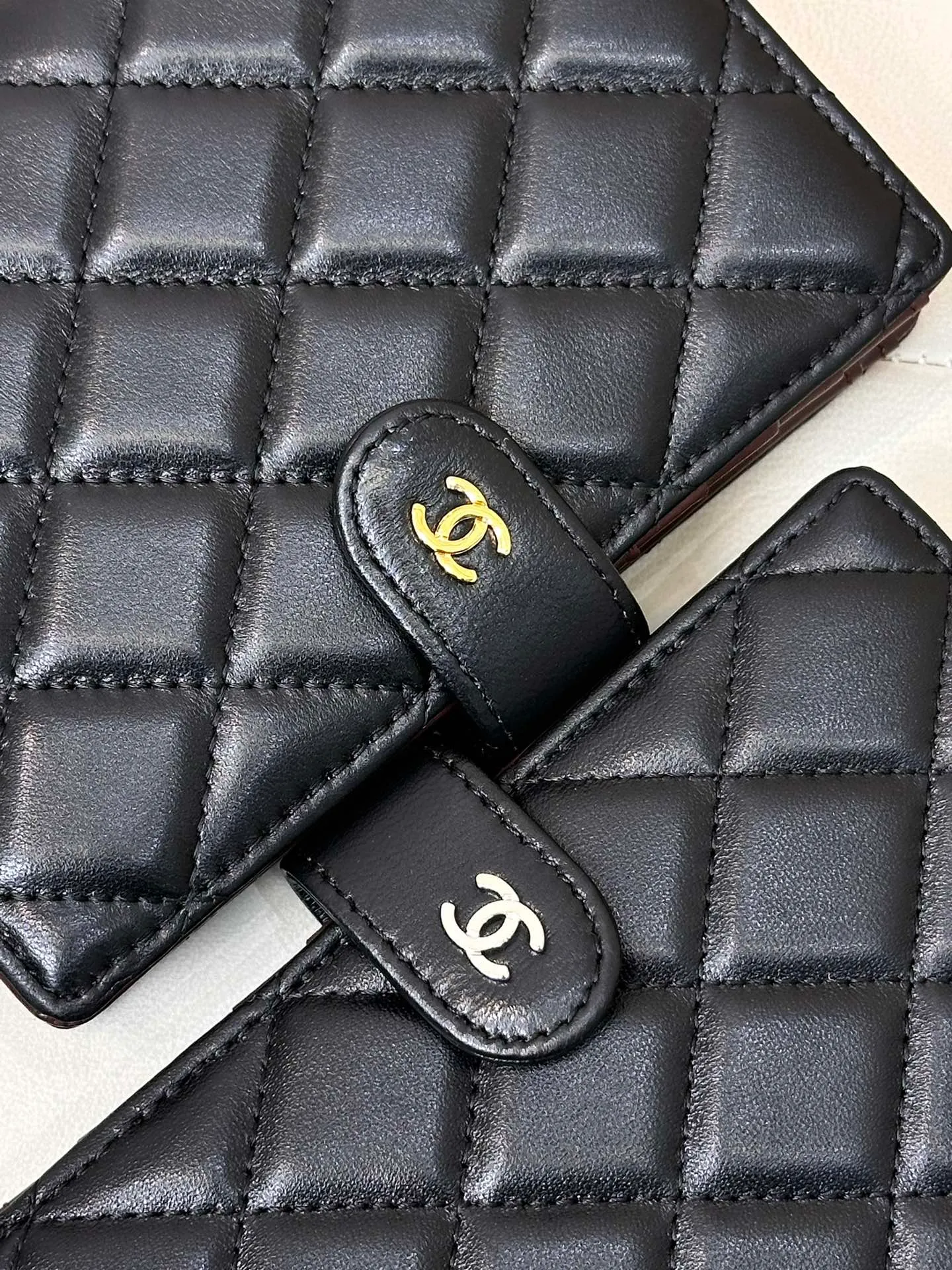 96066 Here comes another classic small fragrance passport holder! zg’s latest passport holder, you no longer need to carry your passport naked! A good-looking passport holder is not only practical, but also shows your personality, reflecting your personal taste and perception of life! This is something that everyone needs and can be obtained with almost no hesitation! Lambskin leather and gold and silver hardware, classic fragrant granny diamond style, each grid is full, all the hardware zipper details are the same as those at the counter, very powerful details, impeccable workmanship, insisting on high quality, the design is also very powerful, there is also a card slot inside, you can put your passport and ID card, all kinds of cards can be used, very convenient and practical Size: 14-10cm