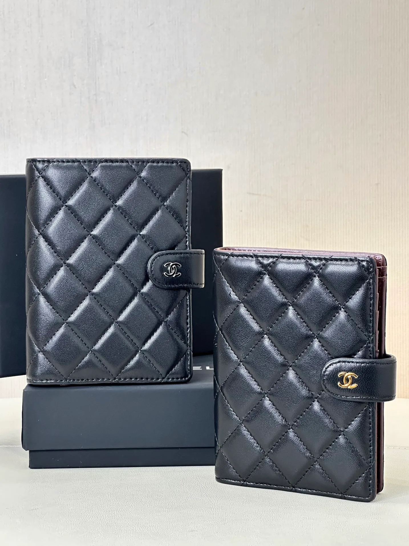 96066 Here comes another classic small fragrance passport holder! zg’s latest passport holder, you no longer need to carry your passport naked! A good-looking passport holder is not only practical, but also shows your personality, reflecting your personal taste and perception of life! This is something that everyone needs and can be obtained with almost no hesitation! Lambskin leather and gold and silver hardware, classic fragrant granny diamond style, each grid is full, all the hardware zipper details are the same as those at the counter, very powerful details, impeccable workmanship, insisting on high quality, the design is also very powerful, there is also a card slot inside, you can put your passport and ID card, all kinds of cards can be used, very convenient and practical Size: 14-10cm