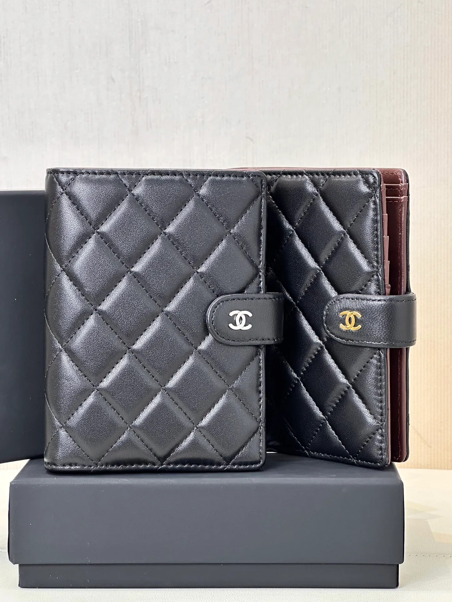 96066 Here comes another classic small fragrance passport holder! zg’s latest passport holder, you no longer need to carry your passport naked! A good-looking passport holder is not only practical, but also shows your personality, reflecting your personal taste and perception of life! This is something that everyone needs and can be obtained with almost no hesitation! Lambskin leather and gold and silver hardware, classic fragrant granny diamond style, each grid is full, all the hardware zipper details are the same as those at the counter, very powerful details, impeccable workmanship, insisting on high quality, the design is also very powerful, there is also a card slot inside, you can put your passport and ID card, all kinds of cards can be used, very convenient and practical Size: 14-10cm