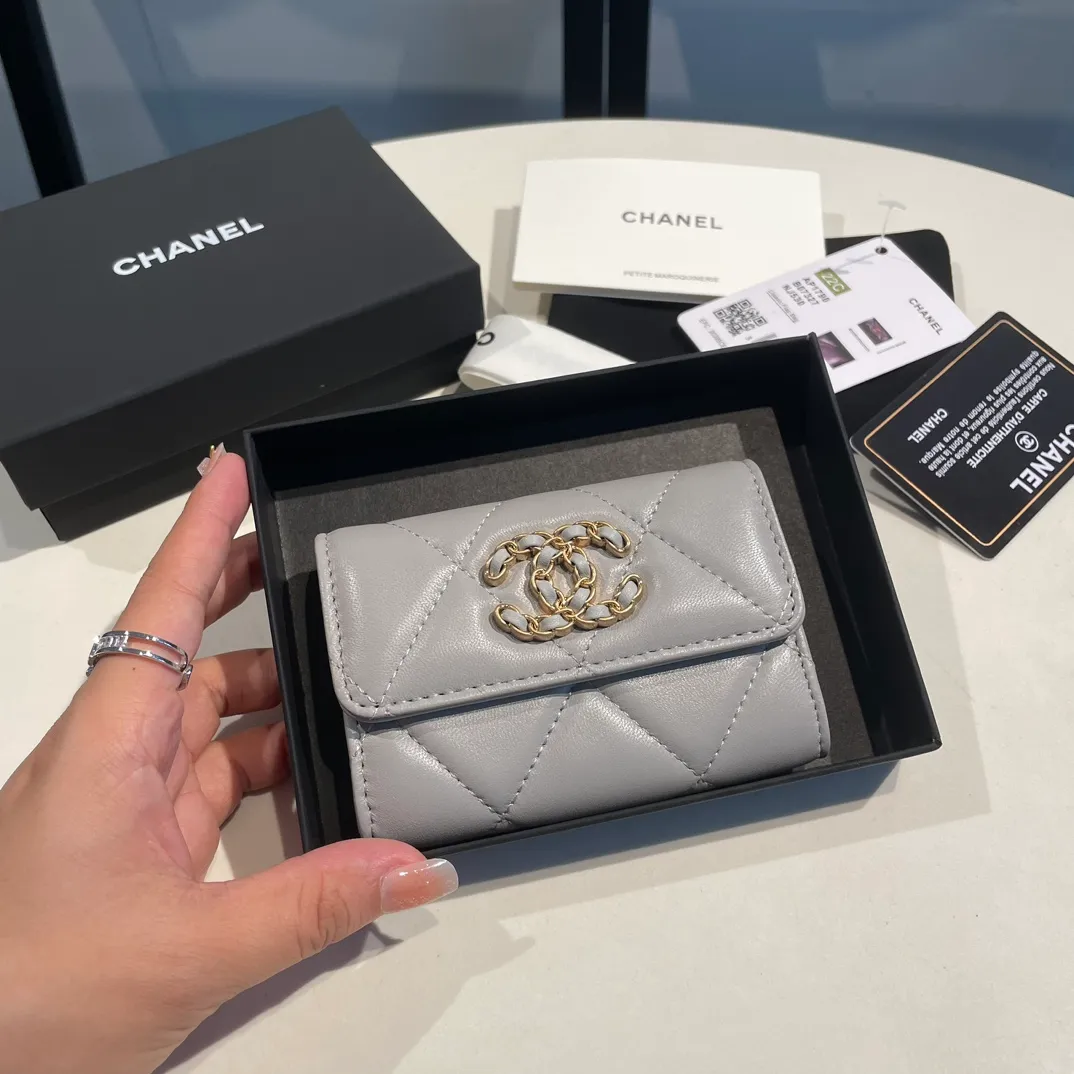 💰300😊Upgraded version💋🆕Ohanel new color🆕The latest hijab card holder, the texture of goatskin is invincible 😼The 19 series that is mainly promoted this season is the big rhombus, with a strong retro style👝Is there anyone who wants to buy each color🧸 The logo is eye-catching and unique, the goatskin has a faint luster, and the temperament instantly ups and downs❣The fashionable style and style are also co-created by Karl and Viard. The first series launched by the new artistic director will be a key recommendation of the brand from this year to next year, conveying the essence of the brand, with a full set of packaging 1790🍃size: 8.5*11cm