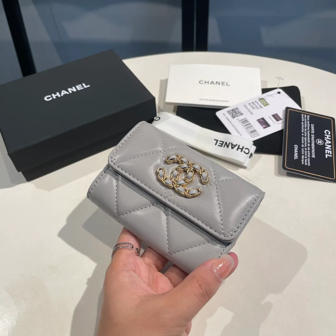 💰300😊Upgraded version💋🆕Ohanel new color🆕The latest hijab card holder, the texture of goatskin is invincible 😼The 19 series that is mainly promoted this season is the big rhombus, with a strong retro style👝Is there anyone who wants to buy each color🧸 The logo is eye-catching and unique, the goatskin has a faint luster, and the temperament instantly ups and downs❣The fashionable style and style are also co-created by Karl and Viard. The first series launched by the new artistic director will be a key recommendation of the brand from this year to next year, conveying the essence of the brand, with a full set of packaging 1790🍃size: 8.5*11cm