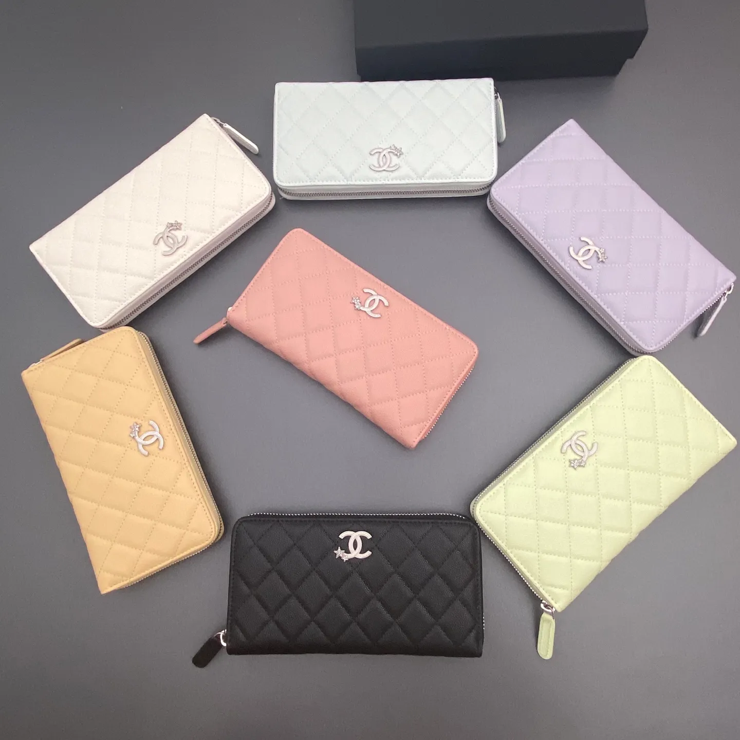 25b new series caviar cowhide with stars ⭐logo shiny blingblibg~zipper bag series fine ball pattern silver star hardware 12 card slots, two banknote compartments two compartments, 1 zipper bag Price: 260 No.: 3726 Size: w19×h10×d3cm