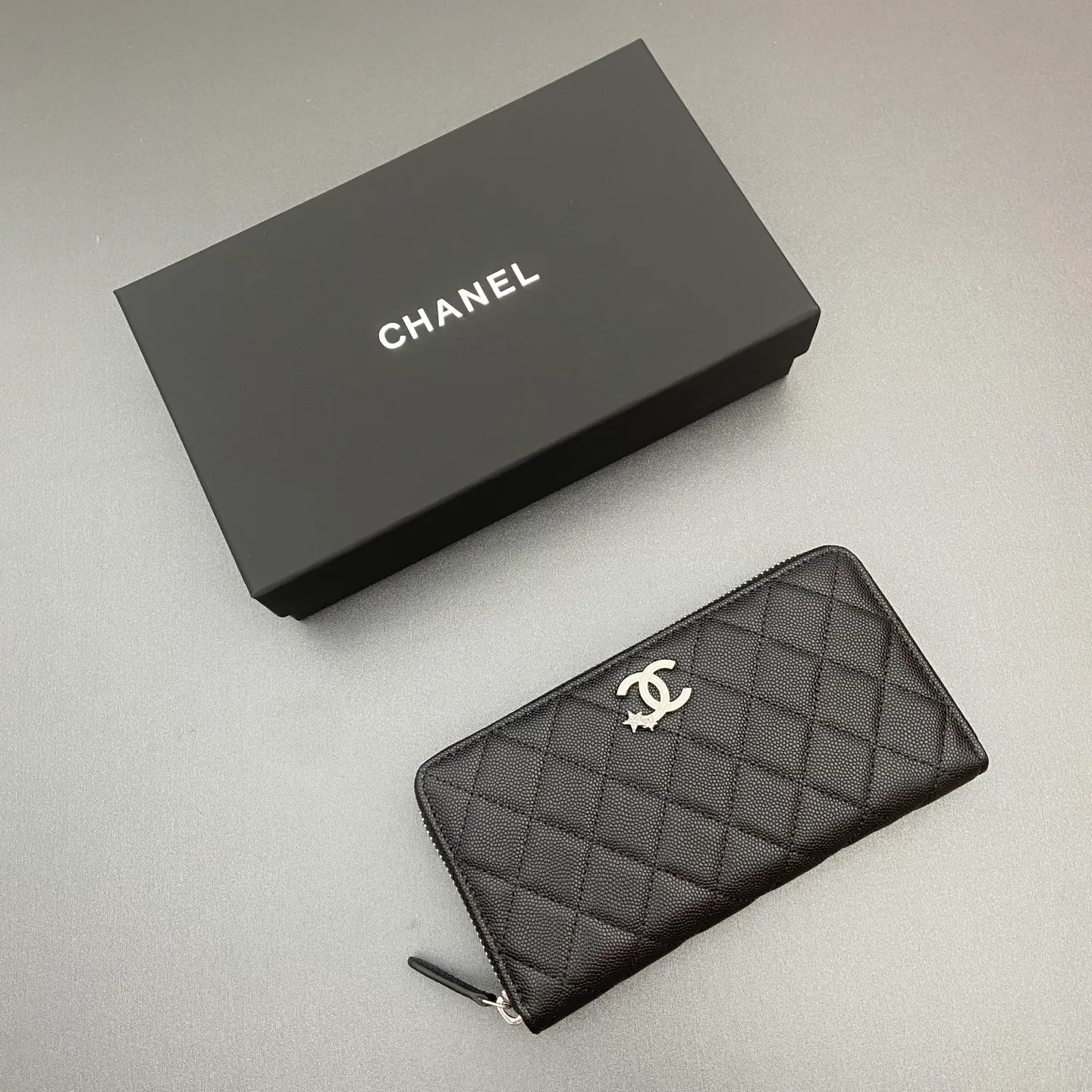 25b new series caviar cowhide with stars ⭐logo shiny blingblibg~zipper bag series fine ball pattern silver star hardware 12 card slots, two banknote compartments two compartments, 1 zipper bag Price: 260 No.: 3726 Size: w19×h10×d3cm