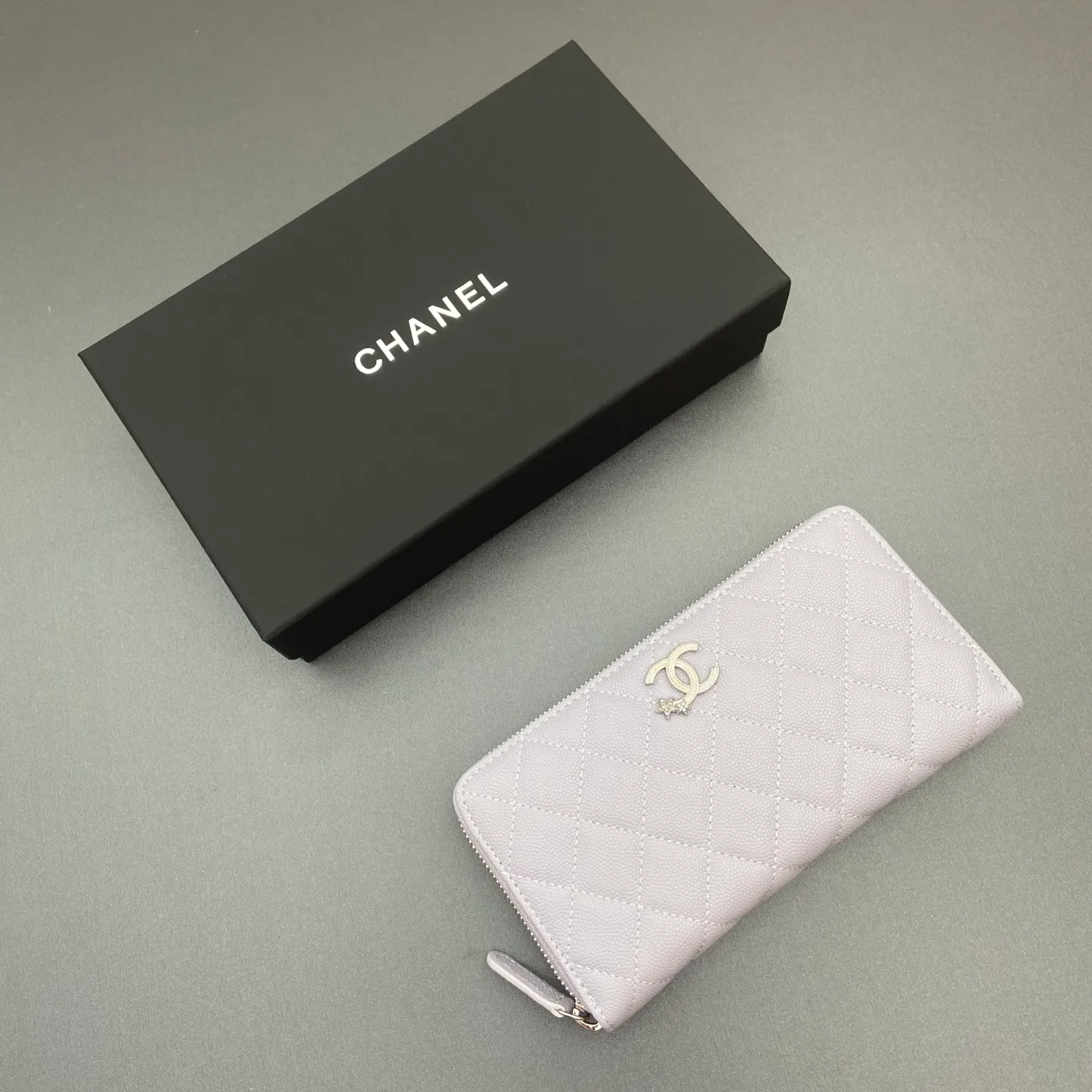 25b new series caviar cowhide with stars ⭐logo shiny blingblibg~zipper bag series fine ball pattern silver star hardware 12 card slots, two banknote compartments two compartments, 1 zipper bag Price: 260 No.: 3726 Size: w19×h10×d3cm