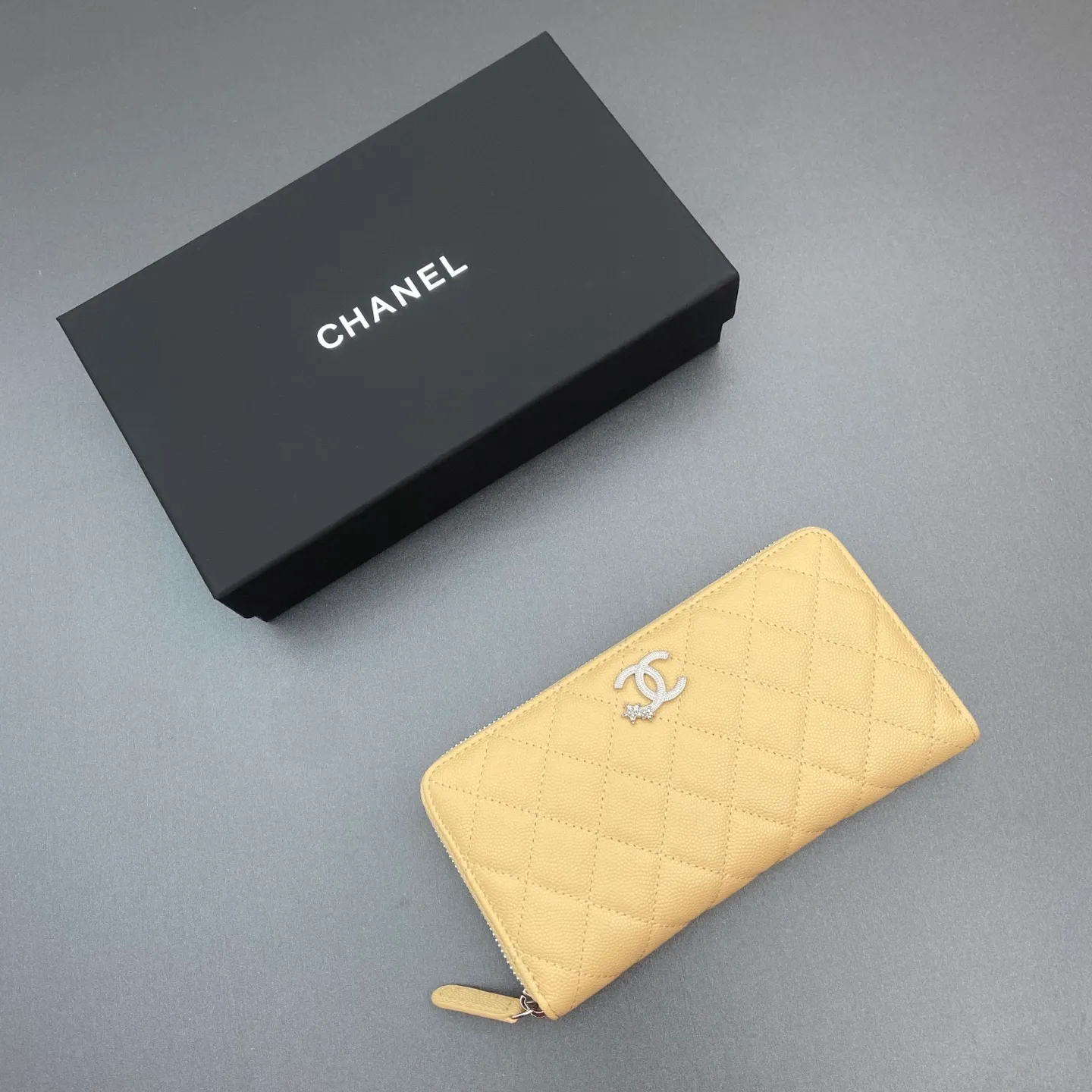 25b new series caviar cowhide with stars ⭐logo shiny blingblibg~zipper bag series fine ball pattern silver star hardware 12 card slots, two banknote compartments two compartments, 1 zipper bag Price: 260 No.: 3726 Size: w19×h10×d3cm