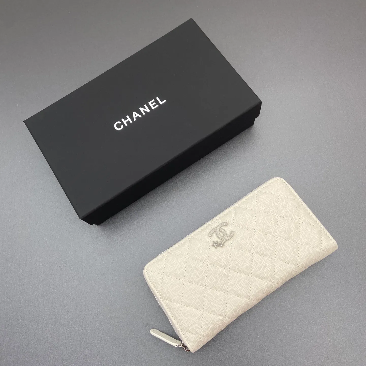 25b new series caviar cowhide with stars ⭐logo shiny blingblibg~zipper bag series fine ball pattern silver star hardware 12 card slots, two banknote compartments two compartments, 1 zipper bag Price: 260 No.: 3726 Size: w19×h10×d3cm