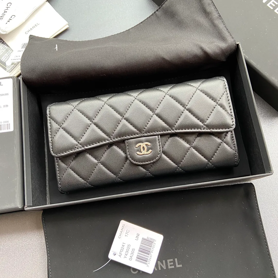 Xiaoxiang imported Italian sheepskin Item No.: A0241 Long clip with back pocket on the back Price: 480 Size: w19×h10.5×3cm Color: Black sheepskin with silver steel mark