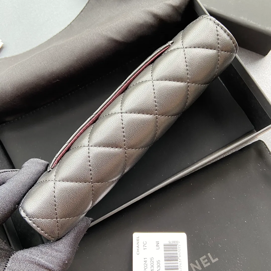 Xiaoxiang imported Italian sheepskin Item No.: A0241 Long clip with back pocket on the back Price: 480 Size: w19×h10.5×3cm Color: Black sheepskin with silver steel mark