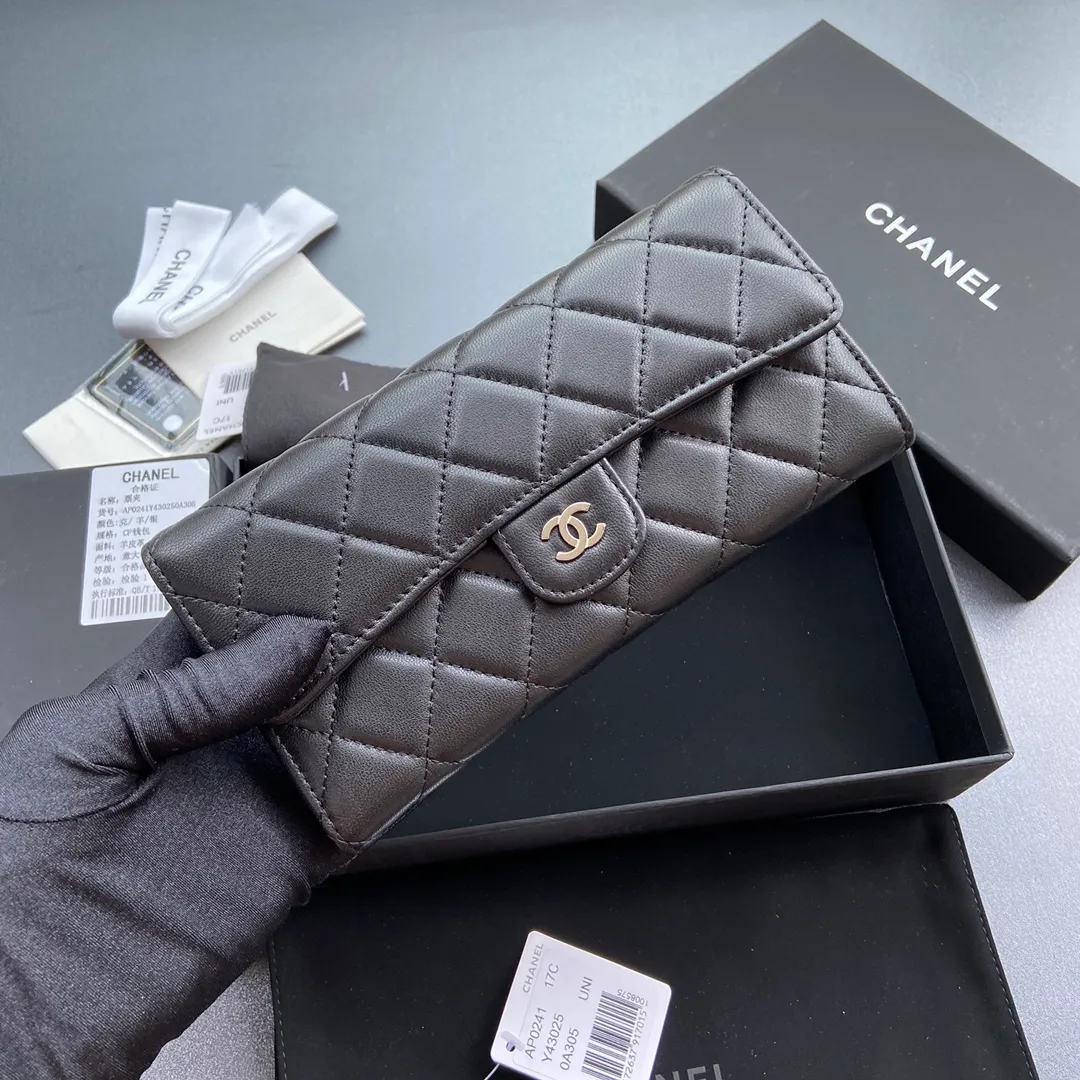 Xiaoxiang imported Italian sheepskin Item No.: A0241 Long clip with back pocket on the back Price: 480 Size: w19×h10.5×3cm Color: Black sheepskin with silver steel mark