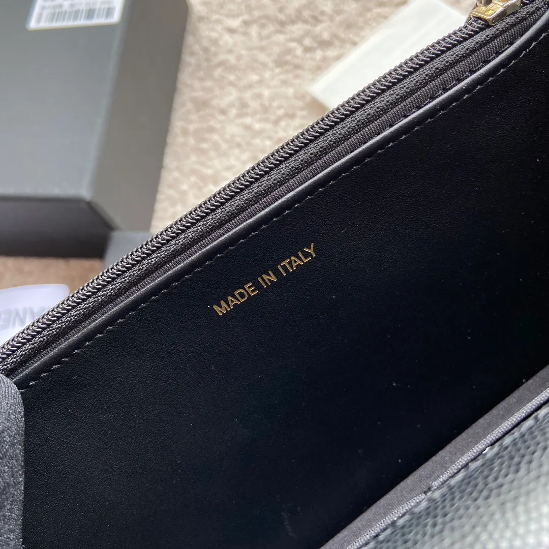Xiaoxiang imported Italian grained calfskin Item number: AP5468 💰:800 Size: w20×h13×d3.5cm Color: black fine ball pattern light gold