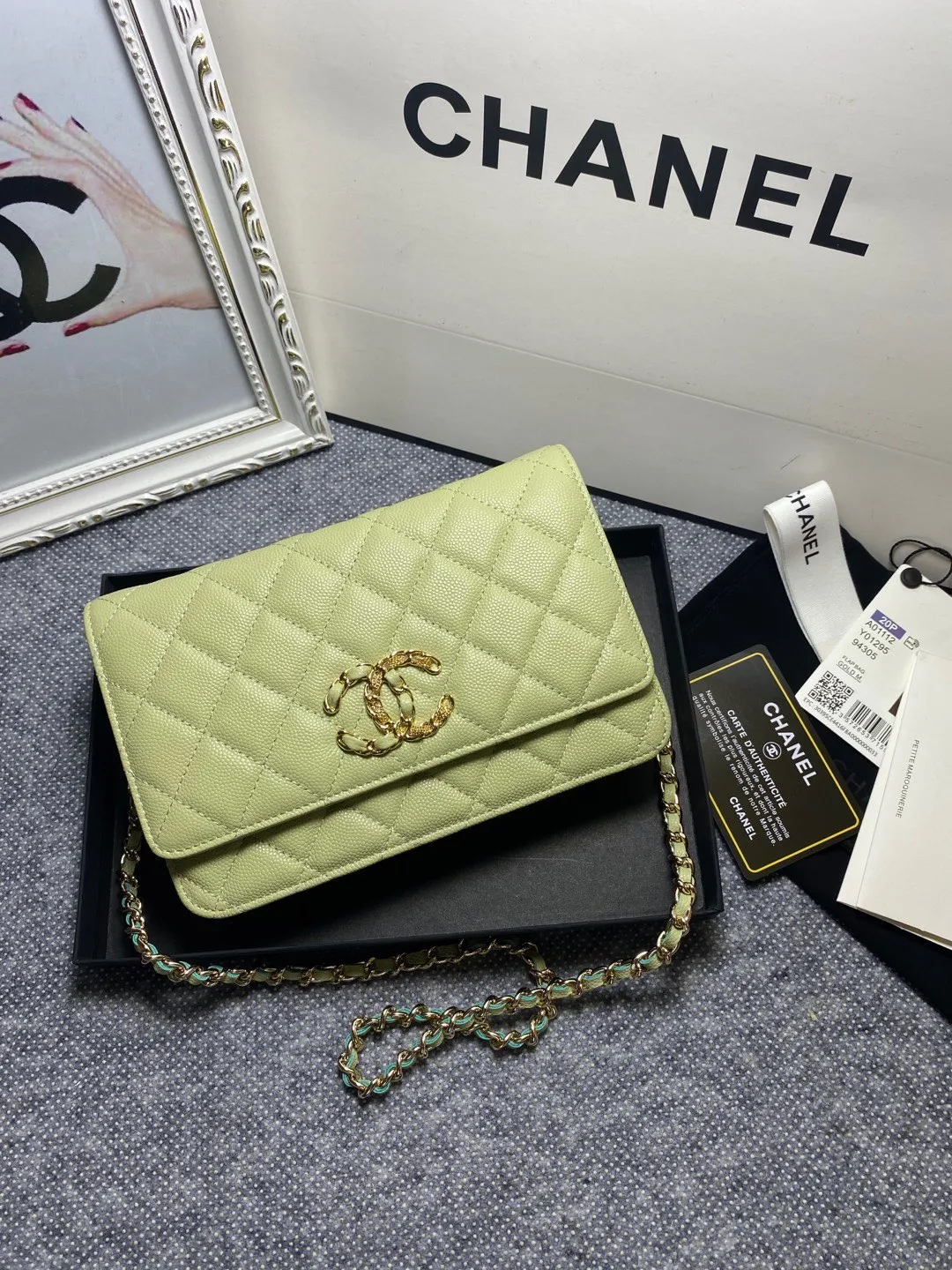 The hot model Chane AP3588 2020 new imported cowhide fine ball pattern woc loves it so much! At first glance, you can tell that the logo is larger than the classic model. Half of it is made of leather and half of it is made of gold chain. It is very delicate. Don’t worry about the capacity. It can fit everything. Size 19cm💰800