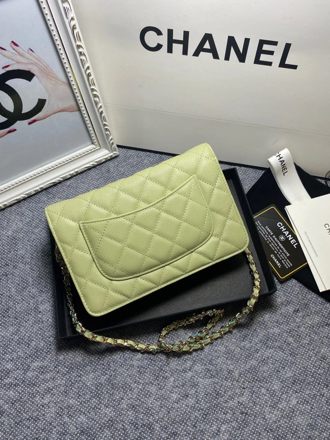 The hot model Chane AP3588 2020 new imported cowhide fine ball pattern woc loves it so much! At first glance, you can tell that the logo is larger than the classic model. Half of it is made of leather and half of it is made of gold chain. It is very delicate. Don’t worry about the capacity. It can fit everything. Size 19cm💰800