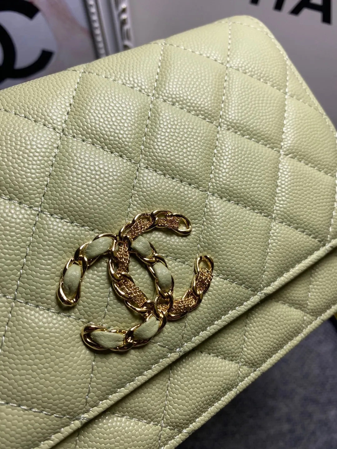 The hot model Chane AP3588 2020 new imported cowhide fine ball pattern woc loves it so much! At first glance, you can tell that the logo is larger than the classic model. Half of it is made of leather and half of it is made of gold chain. It is very delicate. Don’t worry about the capacity. It can fit everything. Size 19cm💰800