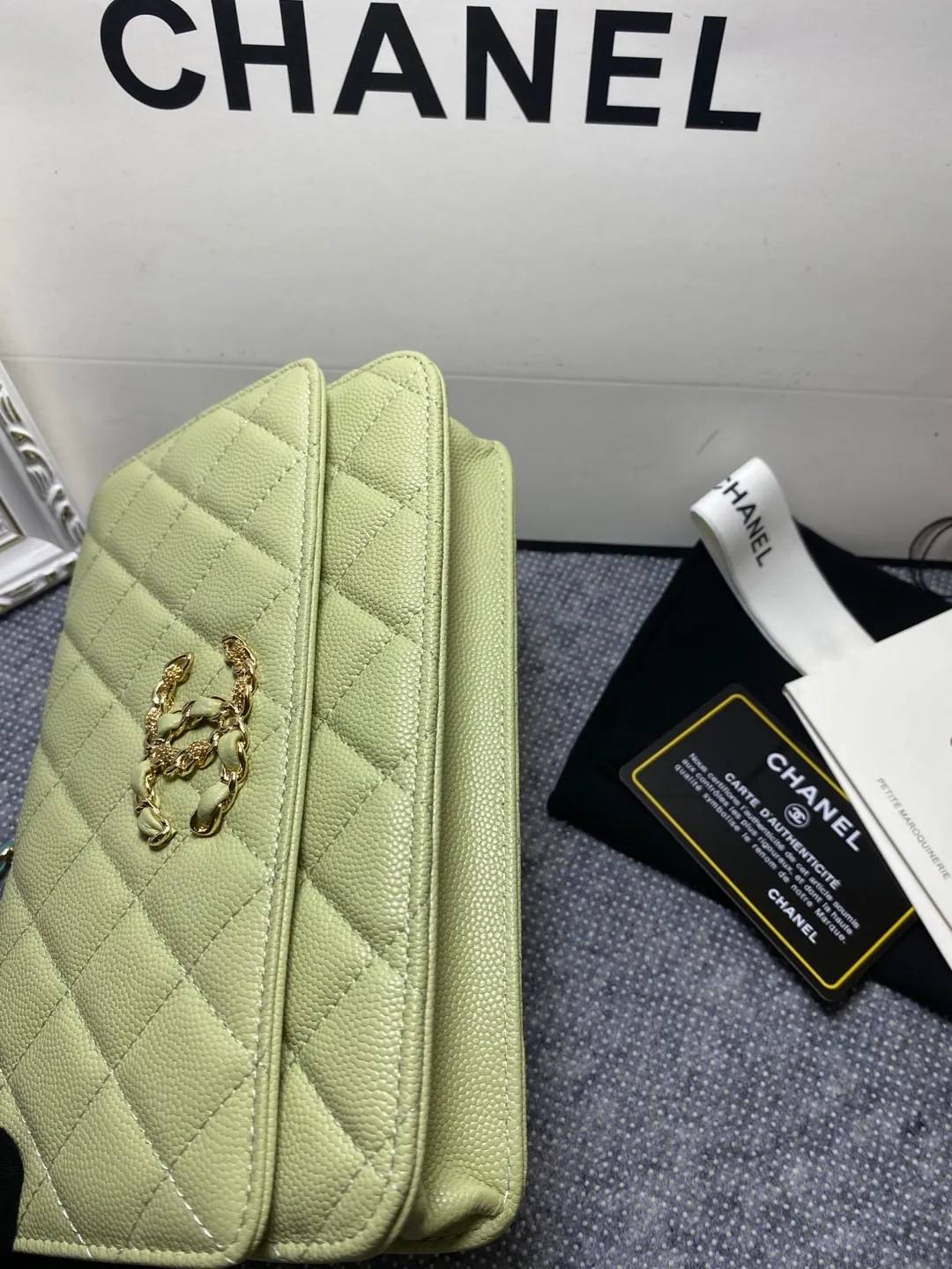 The hot model Chane AP3588 2020 new imported cowhide fine ball pattern woc loves it so much! At first glance, you can tell that the logo is larger than the classic model. Half of it is made of leather and half of it is made of gold chain. It is very delicate. Don’t worry about the capacity. It can fit everything. Size 19cm💰800