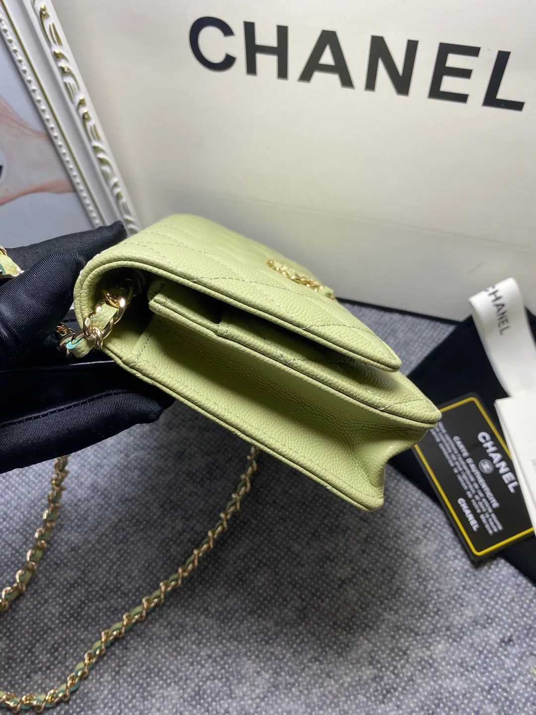 The hot model Chane AP3588 2020 new imported cowhide fine ball pattern woc loves it so much! At first glance, you can tell that the logo is larger than the classic model. Half of it is made of leather and half of it is made of gold chain. It is very delicate. Don’t worry about the capacity. It can fit everything. Size 19cm💰800