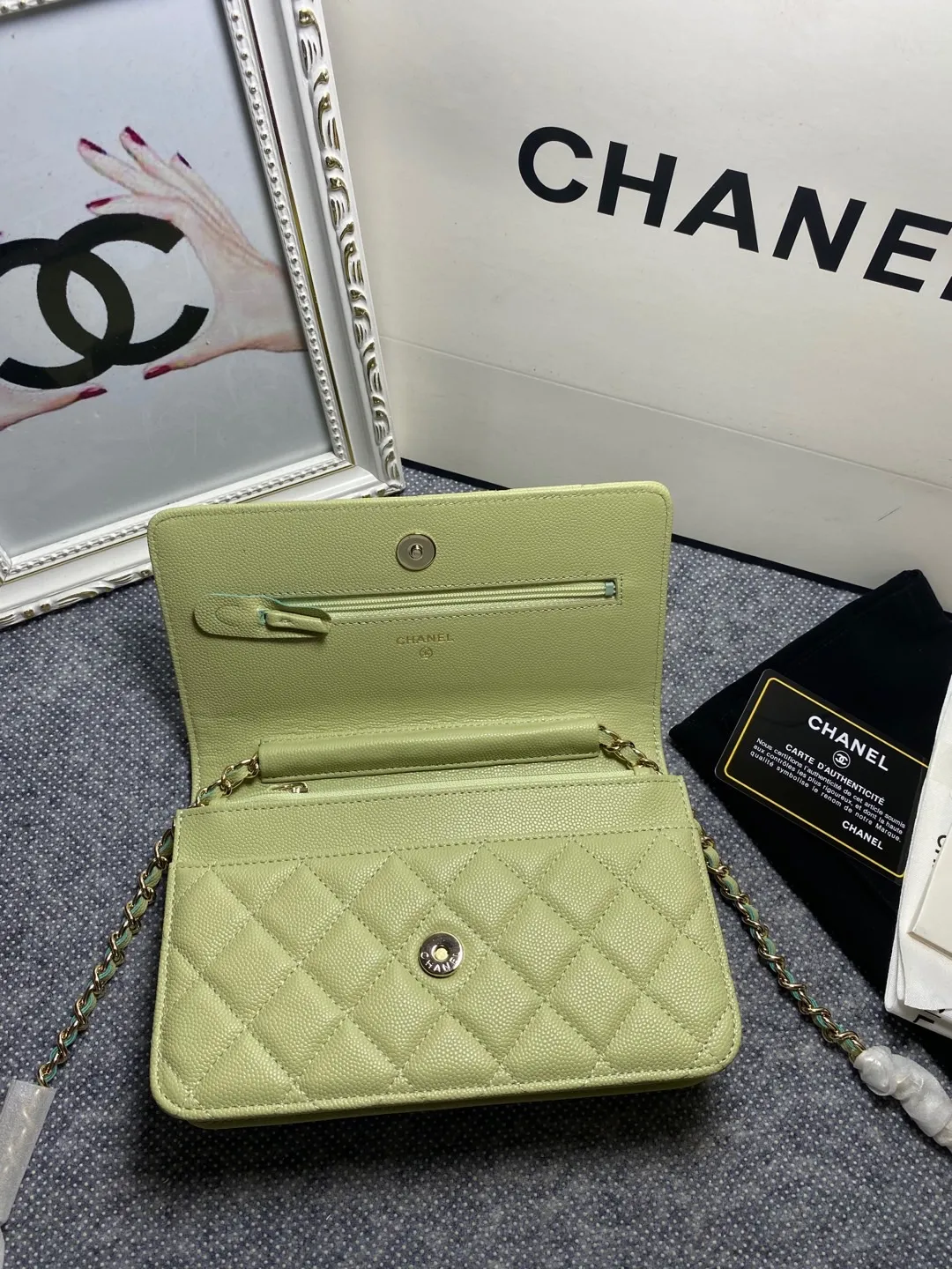 The hot model Chane AP3588 2020 new imported cowhide fine ball pattern woc loves it so much! At first glance, you can tell that the logo is larger than the classic model. Half of it is made of leather and half of it is made of gold chain. It is very delicate. Don’t worry about the capacity. It can fit everything. Size 19cm💰800
