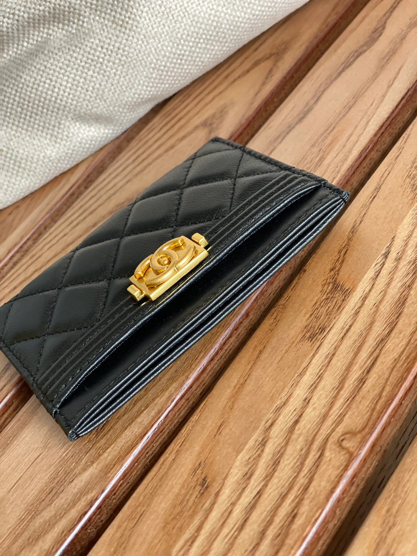 220💰CHANEL’s new leboy card holder has arrived! The imported rhombus pattern is very attractive! The retro gold buckle has an old-fashioned feel and is very fashionable and retro❤️This small card holder is very cost-effective, and you can also put some change in the three card slots👍Model number: 84431 Size: 11×7.5×1cm
