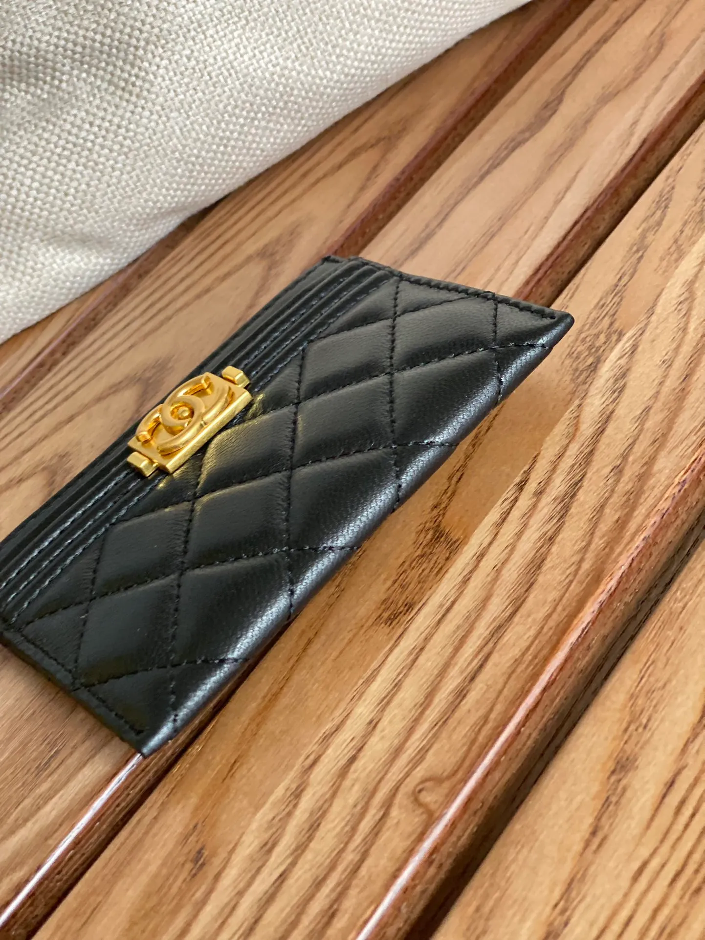 220💰CHANEL’s new leboy card holder has arrived! The imported rhombus pattern is very attractive! The retro gold buckle has an old-fashioned feel and is very fashionable and retro❤️This small card holder is very cost-effective, and you can also put some change in the three card slots👍Model number: 84431 Size: 11×7.5×1cm